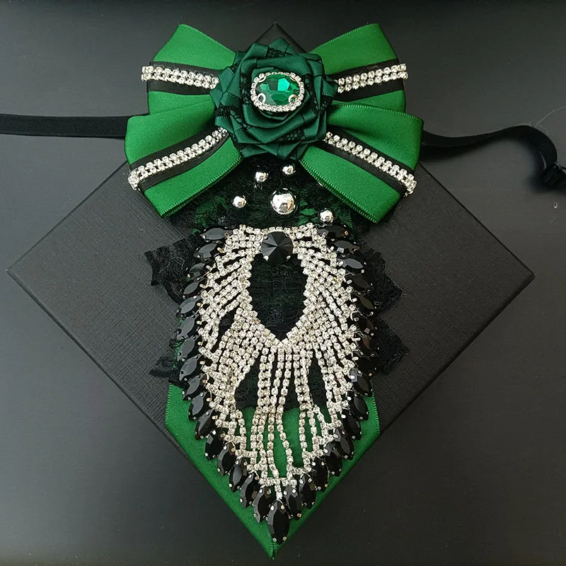 Original Handgefertigte Fliege mit Spitzenband und Strass-Schmuck, Luxuriöse Herren-Krawatte für Geschäftsanlässe, Bankette und Hochzeiten – Detail 4