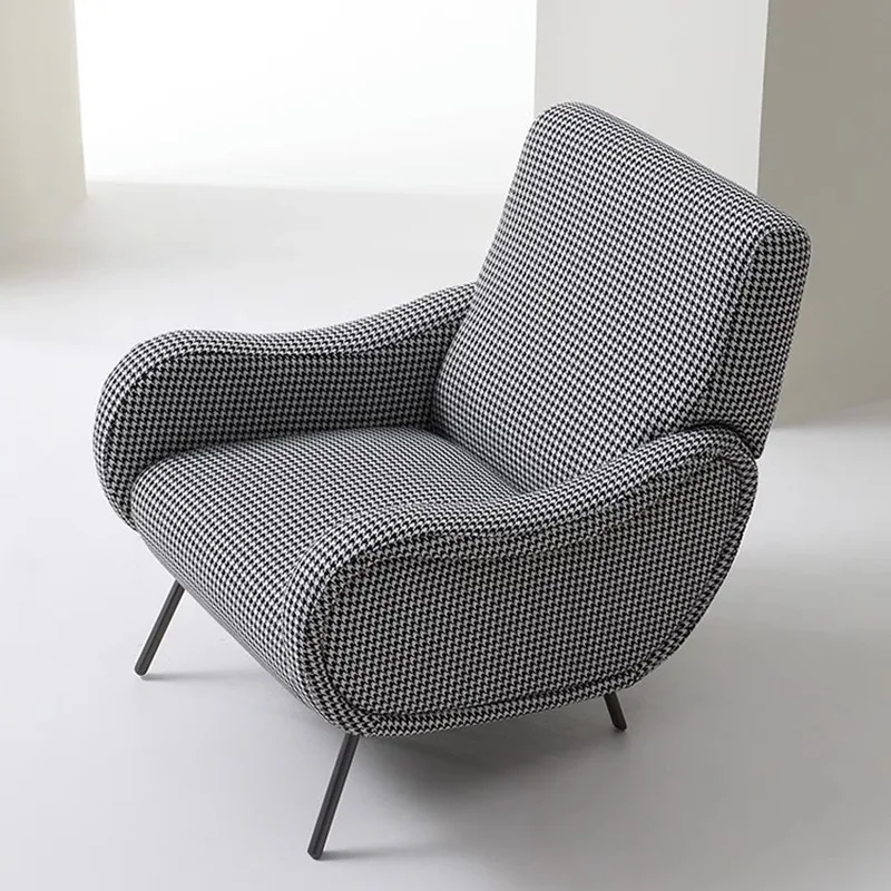 Il divano singolo è semplice e moderno