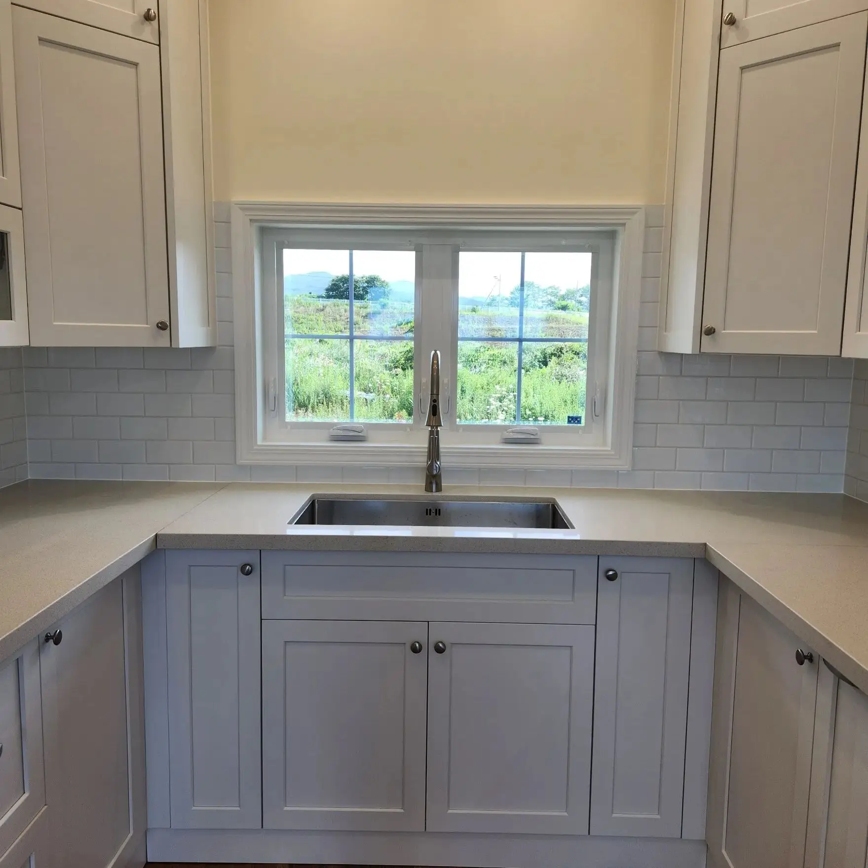 White Country-Style Solid Wood Kitchen Cabinets for Home Use with Simple Style Wardrobe Storage Furniture
