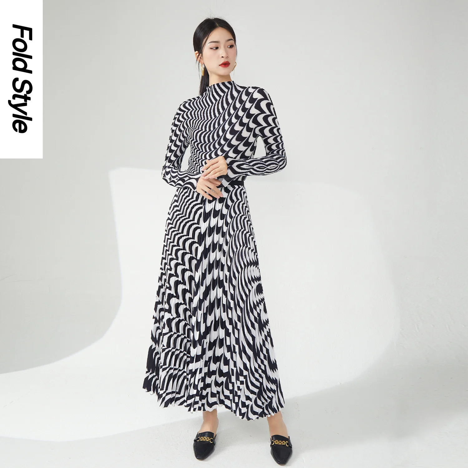 

2024 Early Spring Women's Set Luxury Black and White Plaid Bottom Top High Waist Half Skirt Pleated Two Piece Set