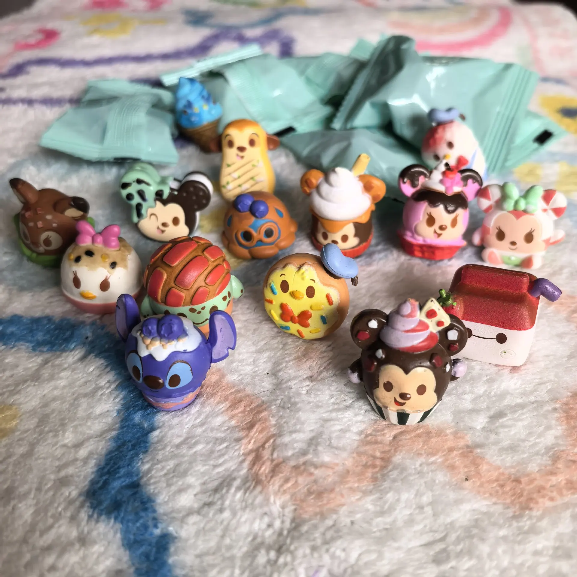 Caja Sorpresa con 10 Muñecos Originales de Mickey Mini, Tsum Tsum, Princesas, Personajes Clásicos, Mini Figuras de Pastel, Colección, Regalo, Juguete