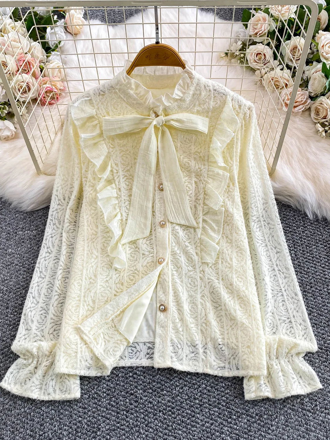 

Женская блузка Ele с воротником-стойкой, кружевными вставками, бархатными оборками и декоративным узлом для осенне-зимнего сезона