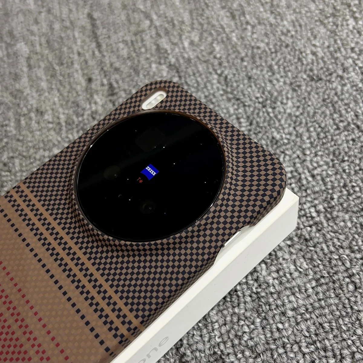 غطاء هاتف نحيف بدون إطار متواف - مراجعة Huawei Mate 60 وسعره