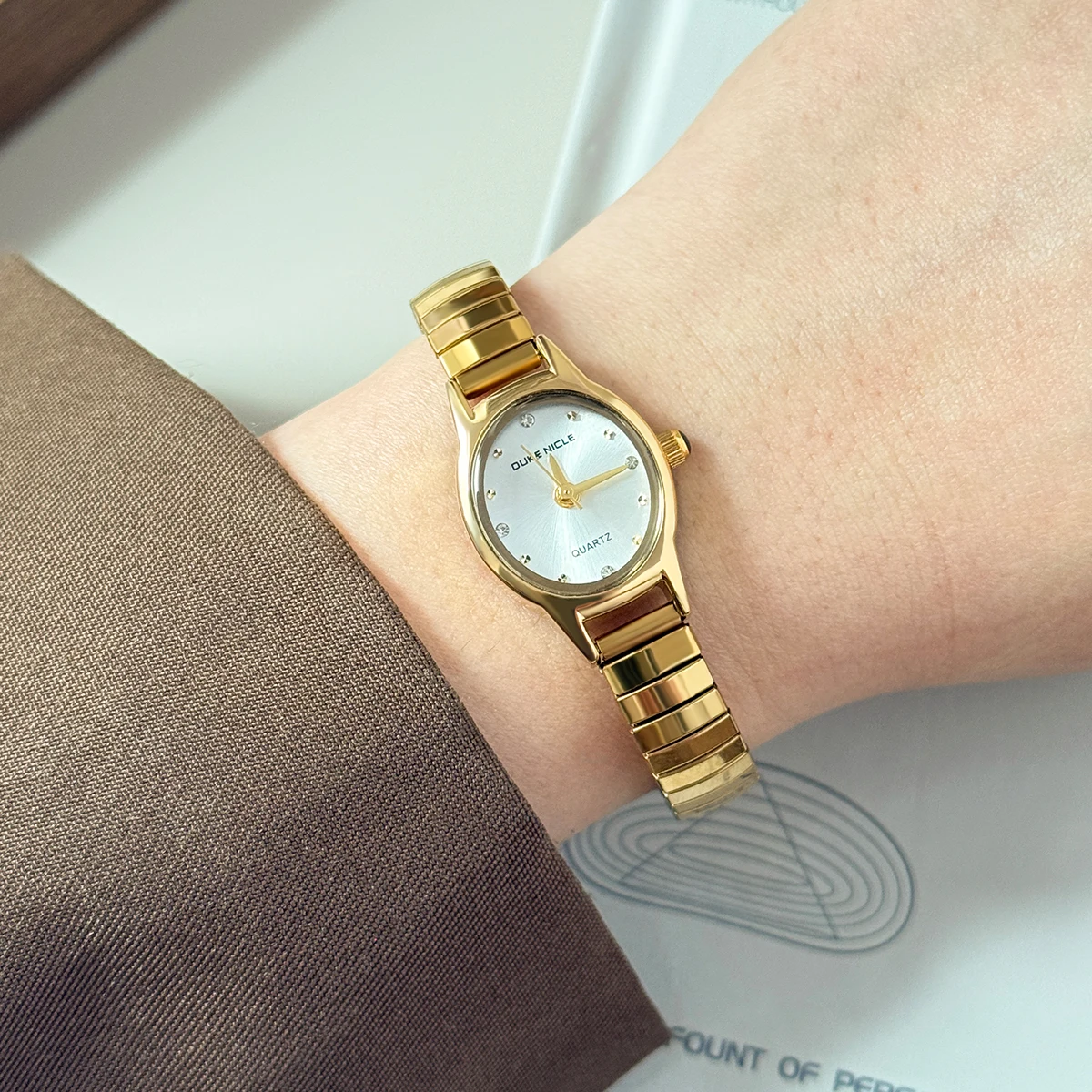 موضة مطاطا حزام كوارتز ساعة ذهبية صغيرة البيضاوي ساعات بعقارب للنساء السيدات تمتد الإسورة فستان ساعة اليد Reloj Mujer
