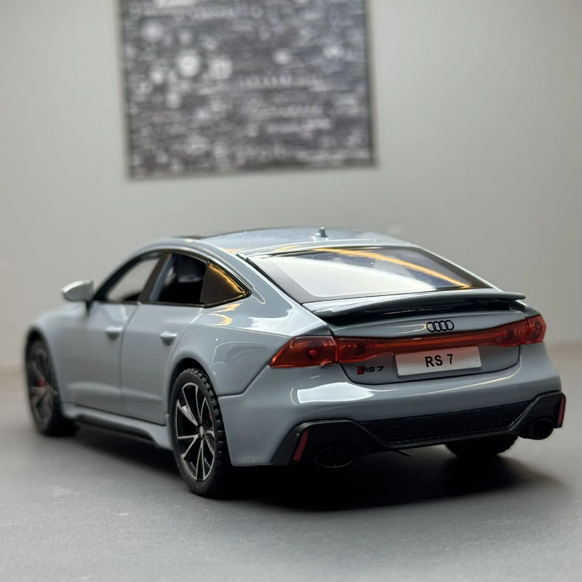 Modello di auto in lega 1/32Audi RS7 auto sportiva suono e luce tirare indietro giocattolo per bambini modello audio ornamento