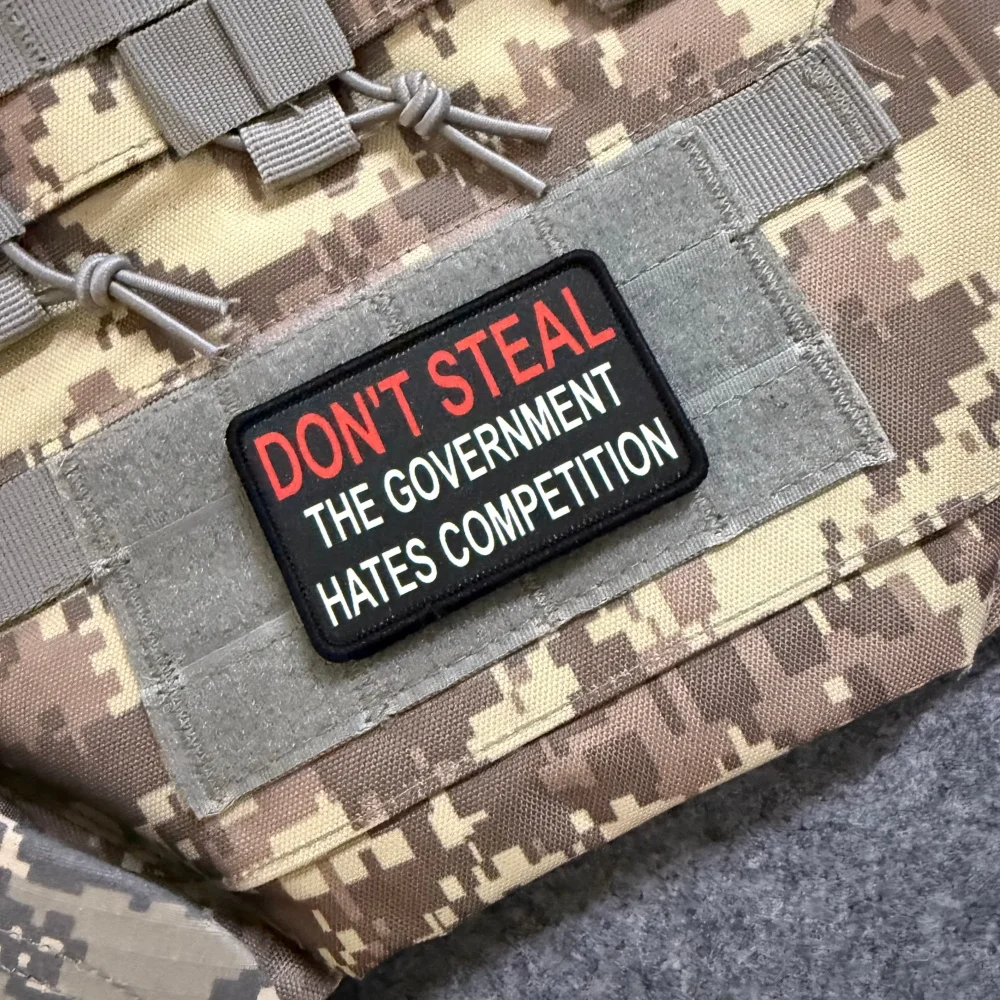 Patch tactique humoristique et satirique : « Ne volez pas, le gouvernement déteste la compétition » – Badges brodés auto-agrippants pour sac à dos