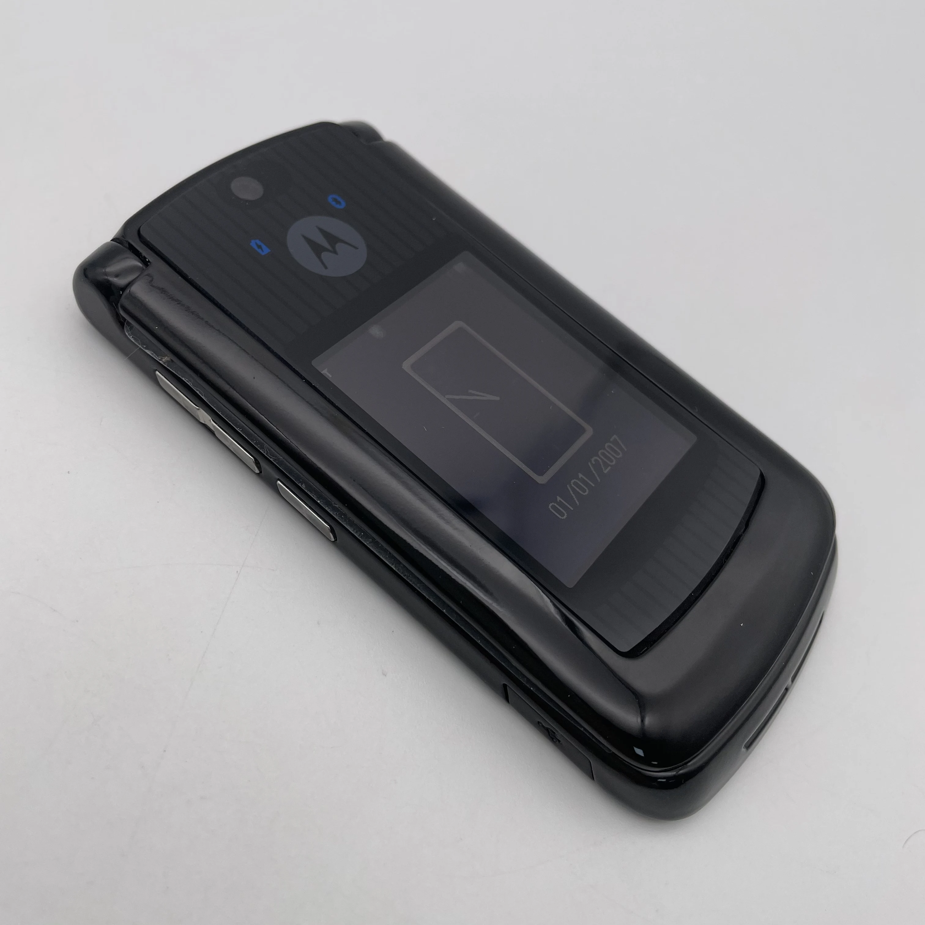 هاتف محمول أصلي مستعمل Motorola RAZR2 V8 بشريحتين غير مقفول 2G مقاس 2.2 بوصة 2 ميجابكسل 770 مللي أمبير في الساعة هواتف ذكية بحالة جيدة