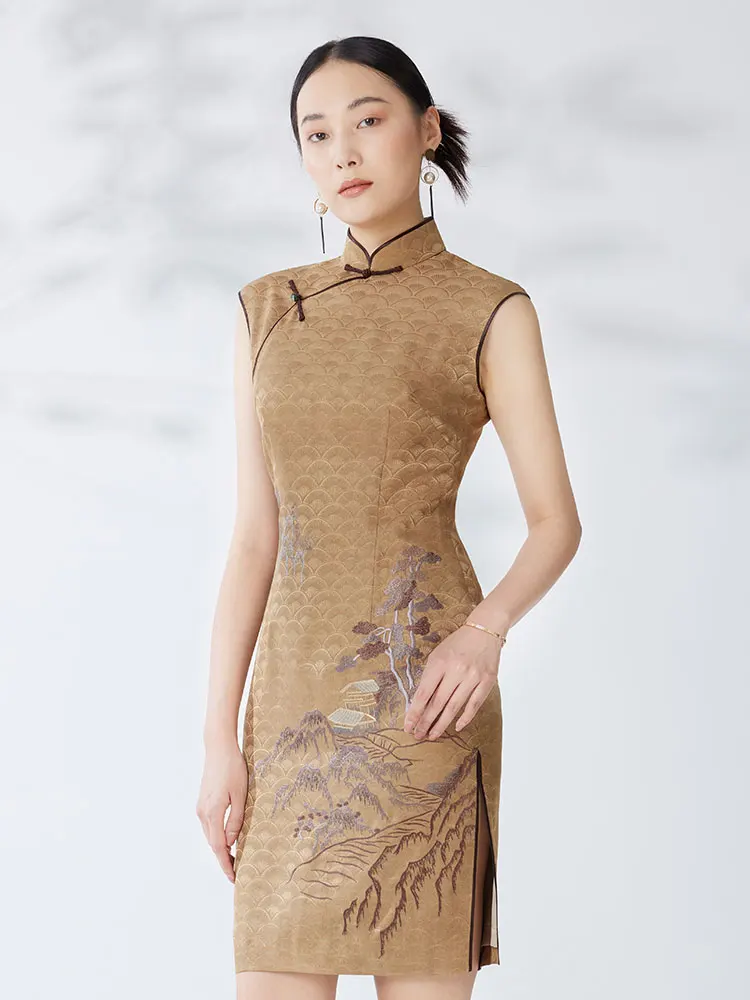 

Ele ort in Breathable Silk with Embroidered Lacape Design Vintage Sle Low Slit for Daily Wear