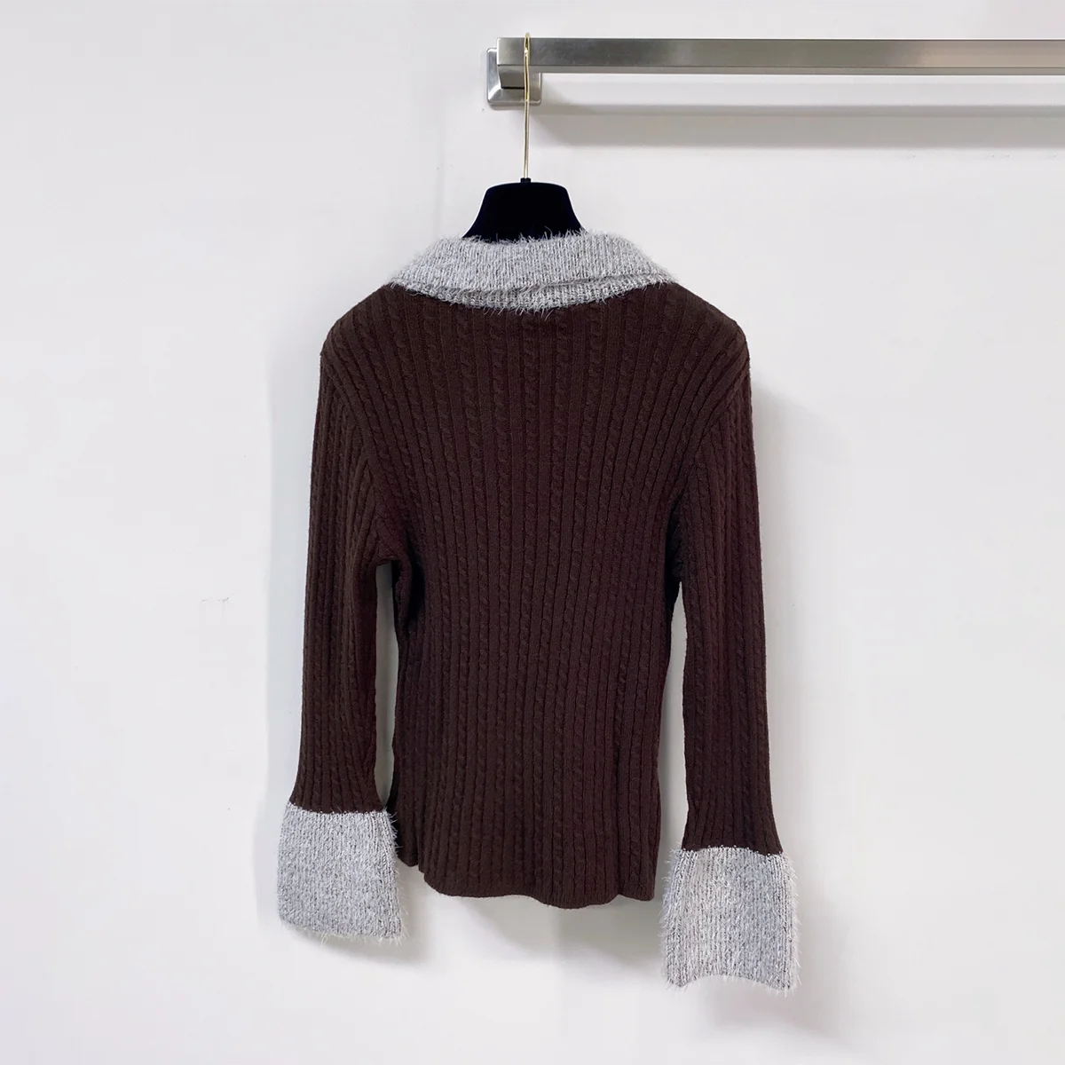 2026 high-quality women's color contrast plush lapel tie Fried Dough Twists knitwear--26928184