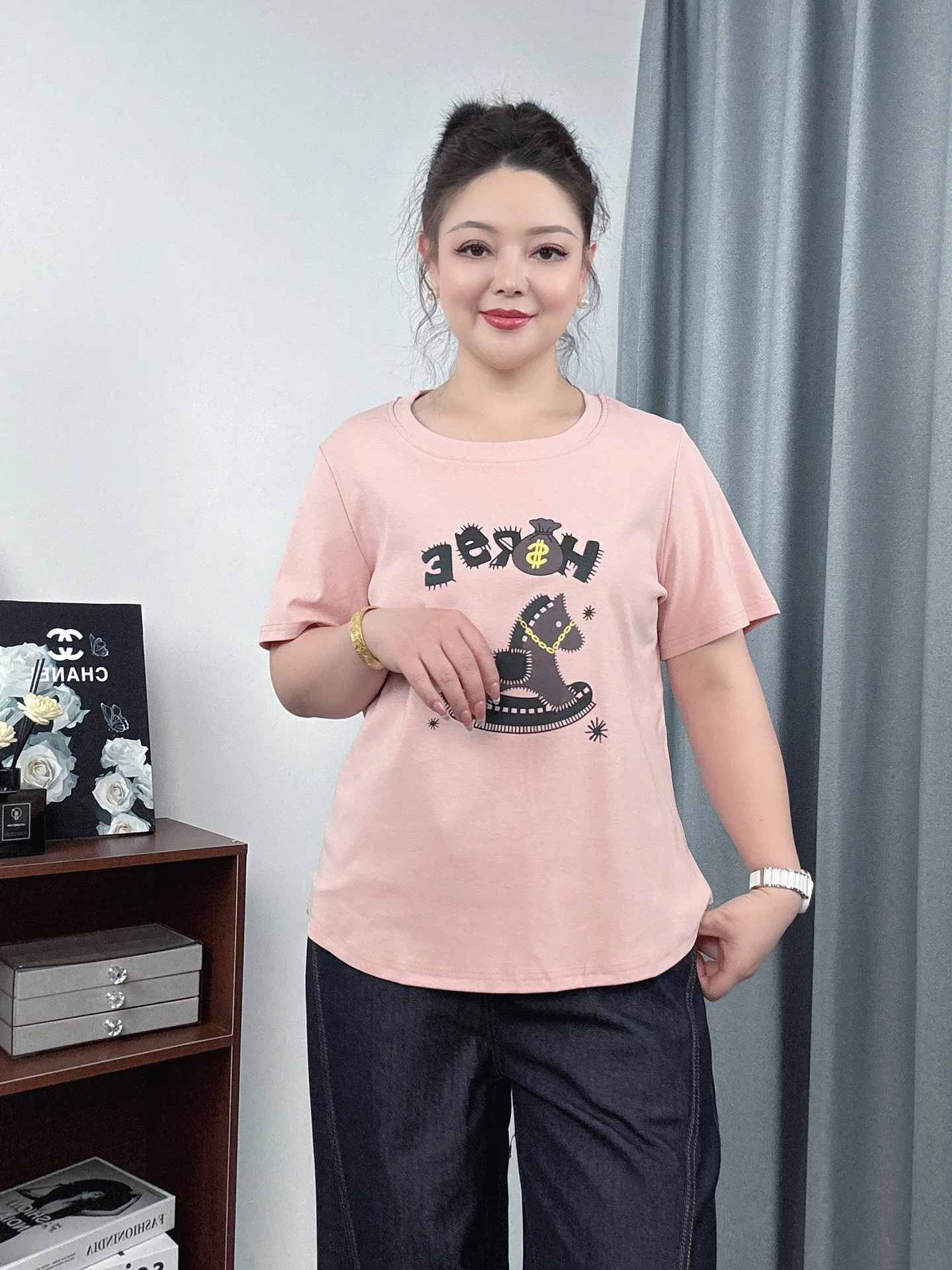 

Летняя модная футболка больших размеров 2026 с принтом, с коротким рукавом, женская, свободная, стройнящая, повседневная, дышащая, из смесового хлопка и полиэстера