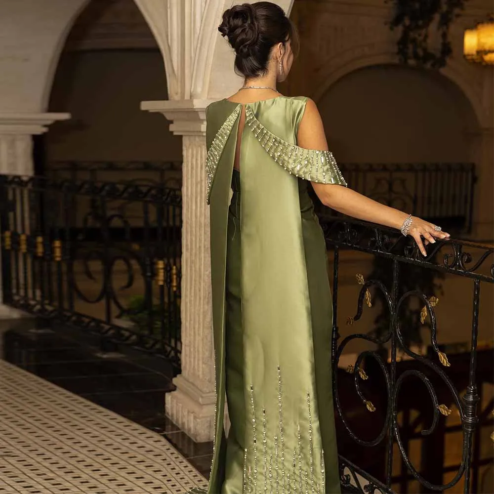 المملكة العربية السعودية فساتين سهرة فاخرة 2025 عمود ساتان فستان المشاهير أخضر مسود خرز على شكل قلب كيب مناسبة خاصة