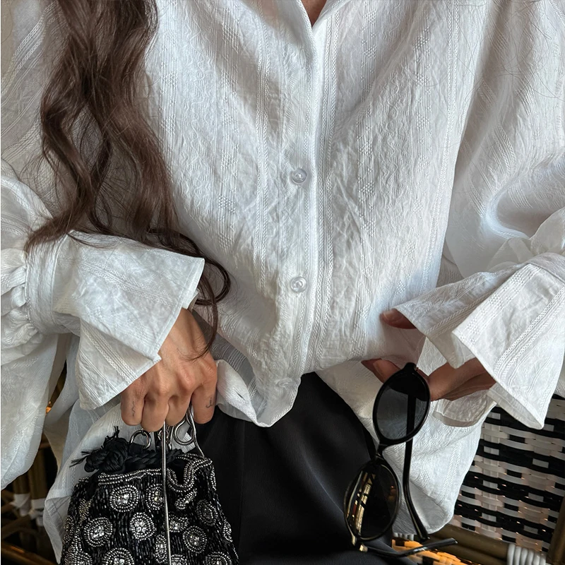 BKLD Elegancka bluzka damska w jednolitym kolorze, zapinana na guziki, z rozszerzanymi rękawami, luźny krój, modna koszula w stylu vintage, damska odzież, topy, kolekcja 2025