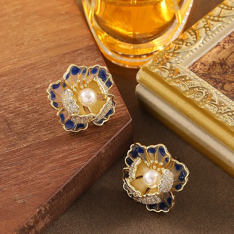 

Sweet little fragrance oil dripping diamond pearl three-dimensional flower stud earrings elegant palace style earrings
