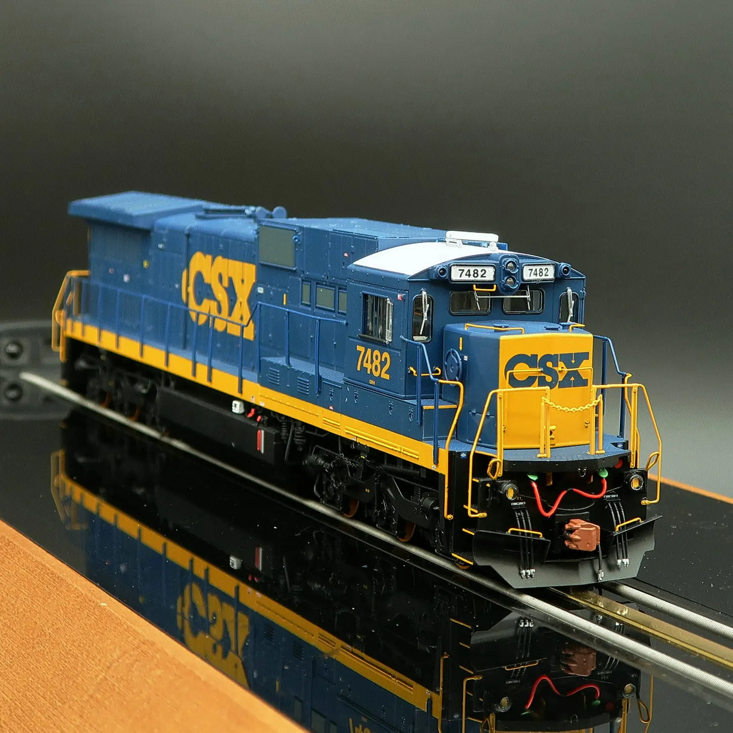 SCALETRAINS Train Model HO Type 1/87 ESU Digital Sound Effect/analog Selection C39-8 Diesel Locomotive CSX 7482 Painting Train