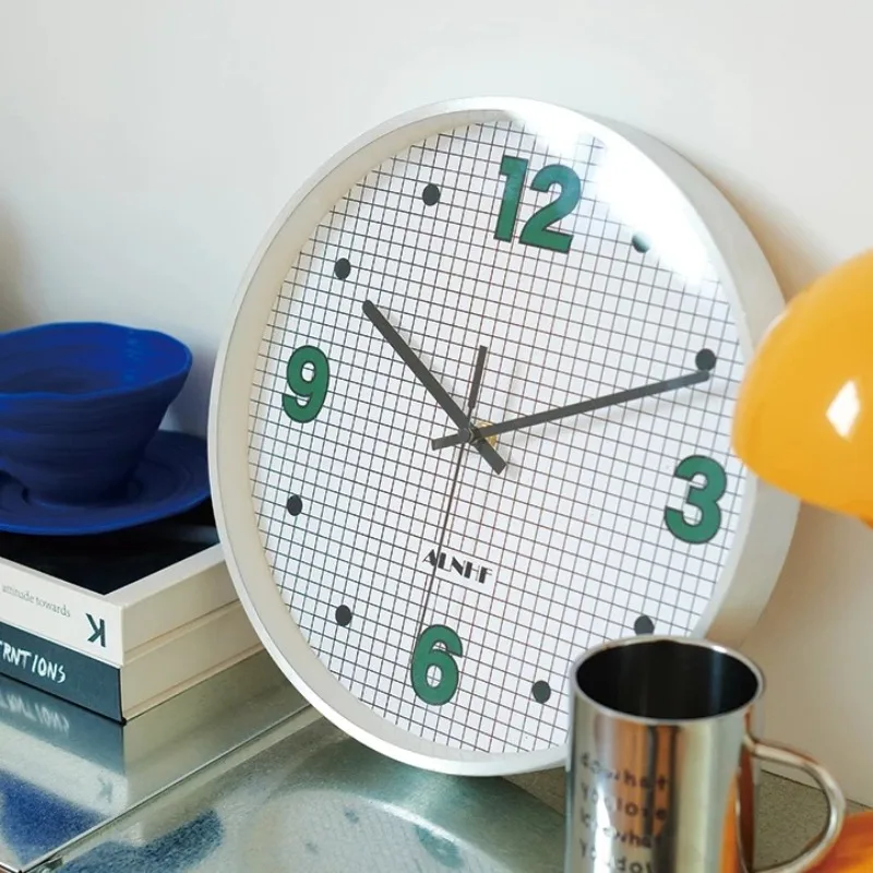 Art Wall Clocks Aluminum Alloy Silent Wall Clock Round Small Desktop Clocks Modern Creative Living Room Decoration Clock