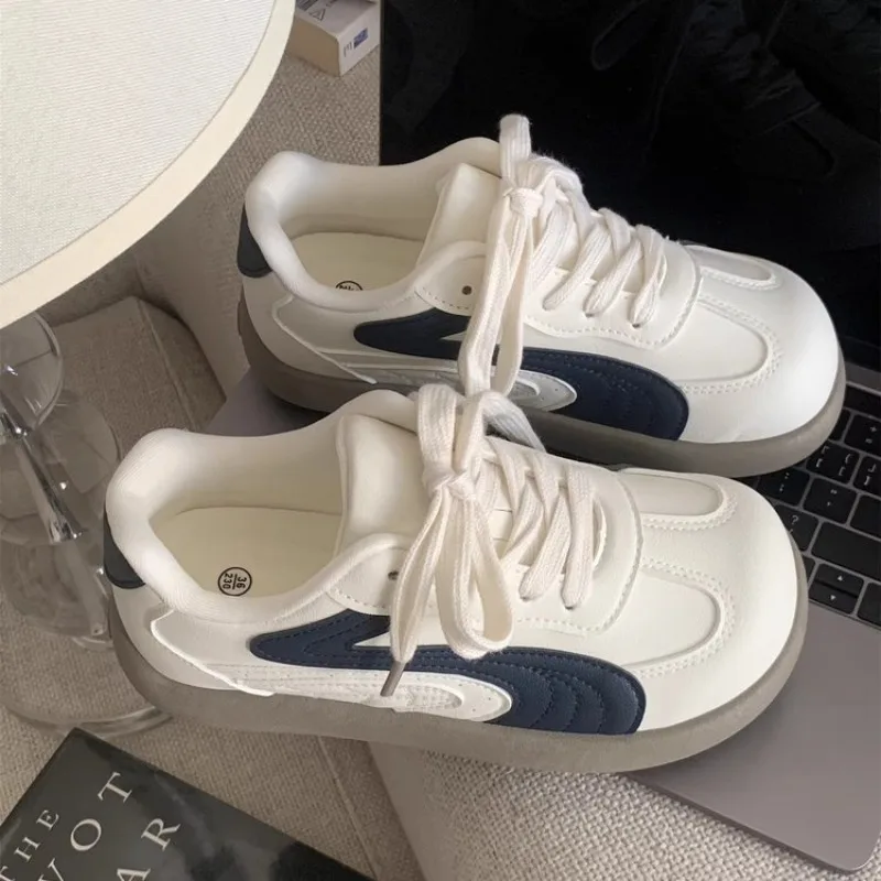 Vintage Damen Chunky Sneakers Weiß-Marineblau Geschnitten mit Schnürung …