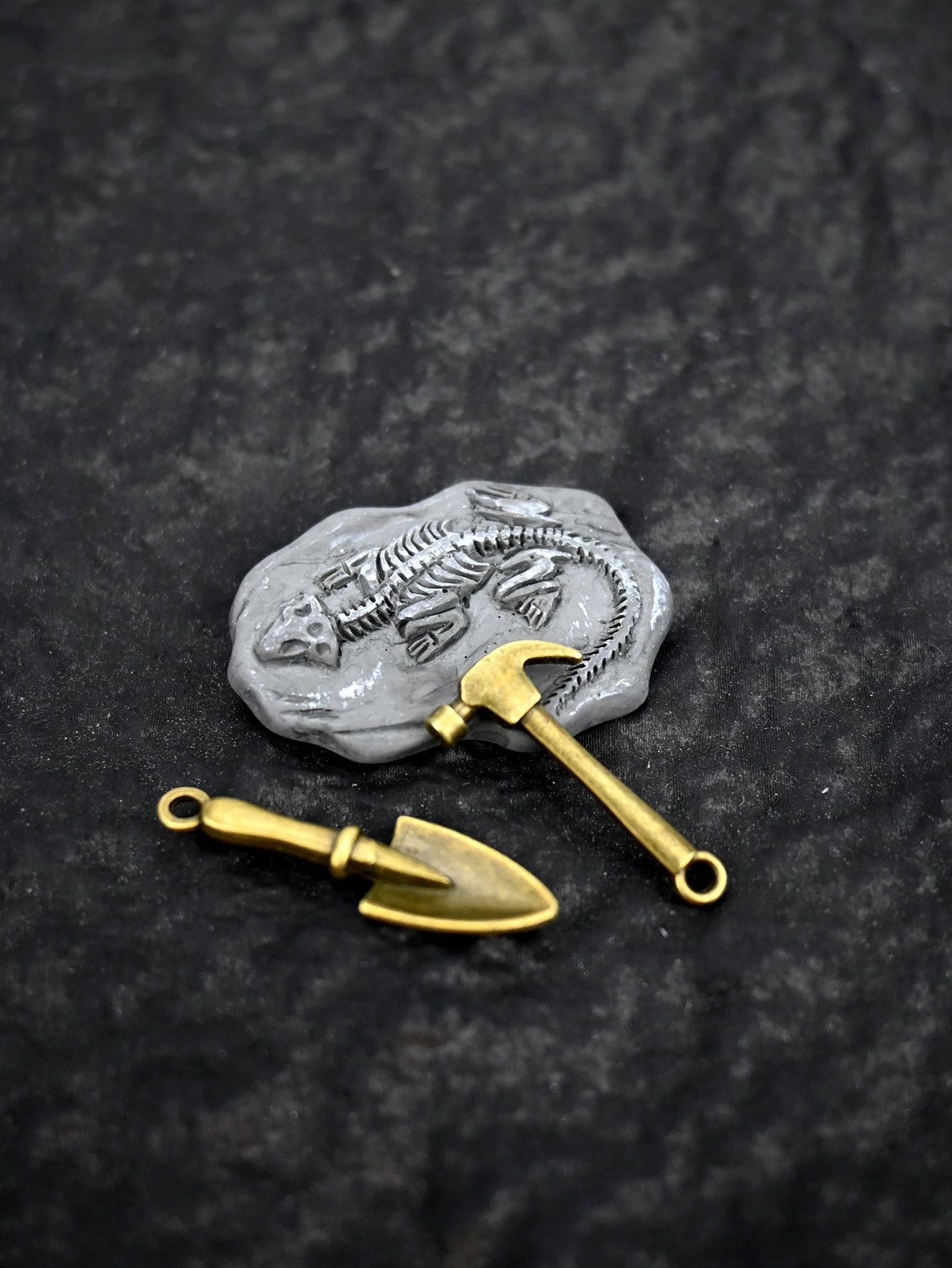 

A Miniature Dinosaur Archeology Scene Model Set, Miniature Dinosaur Fossils, Miniature Hammer, Miniature Shovel, 1:12 Dollhouse Dollhouse, Miniature Food Toys, Photography Props, Miniature Landscape Decorations Miniat