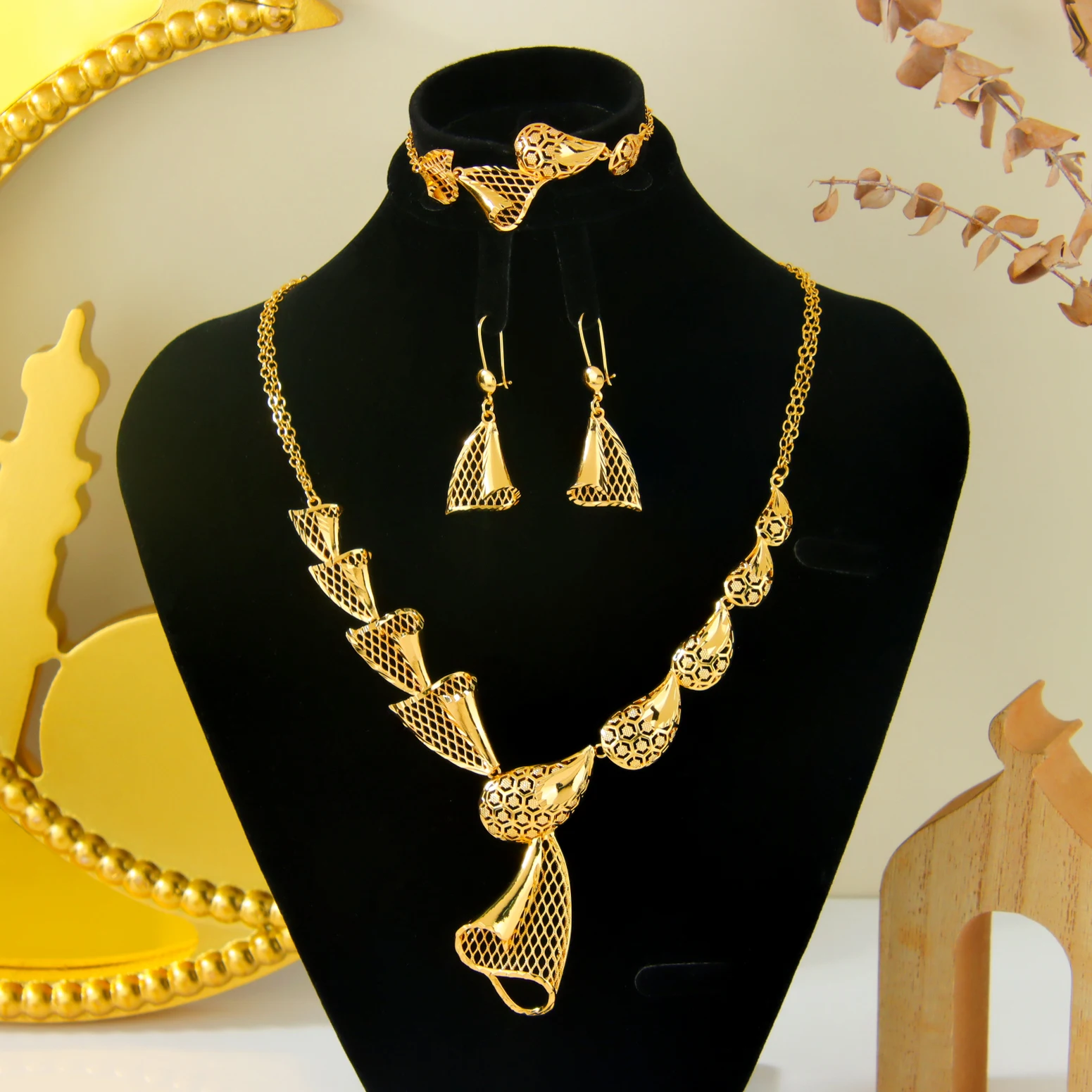 Dubai Premium vergoldetes Schmuckset, 21 Karat vergoldet, arabische Brauthalskette, Armband, Ohrringe, marokkanische Damen-Vintage-Schmuck – Detail 5
