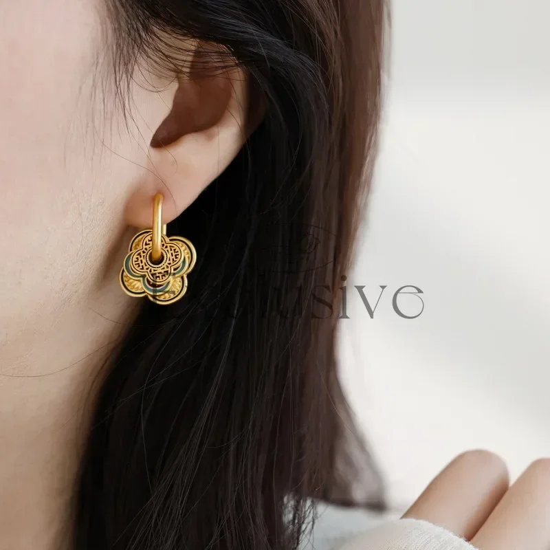 Retro window grilles, a multi-wear earring, niche high-end court design earrings, earrings.
