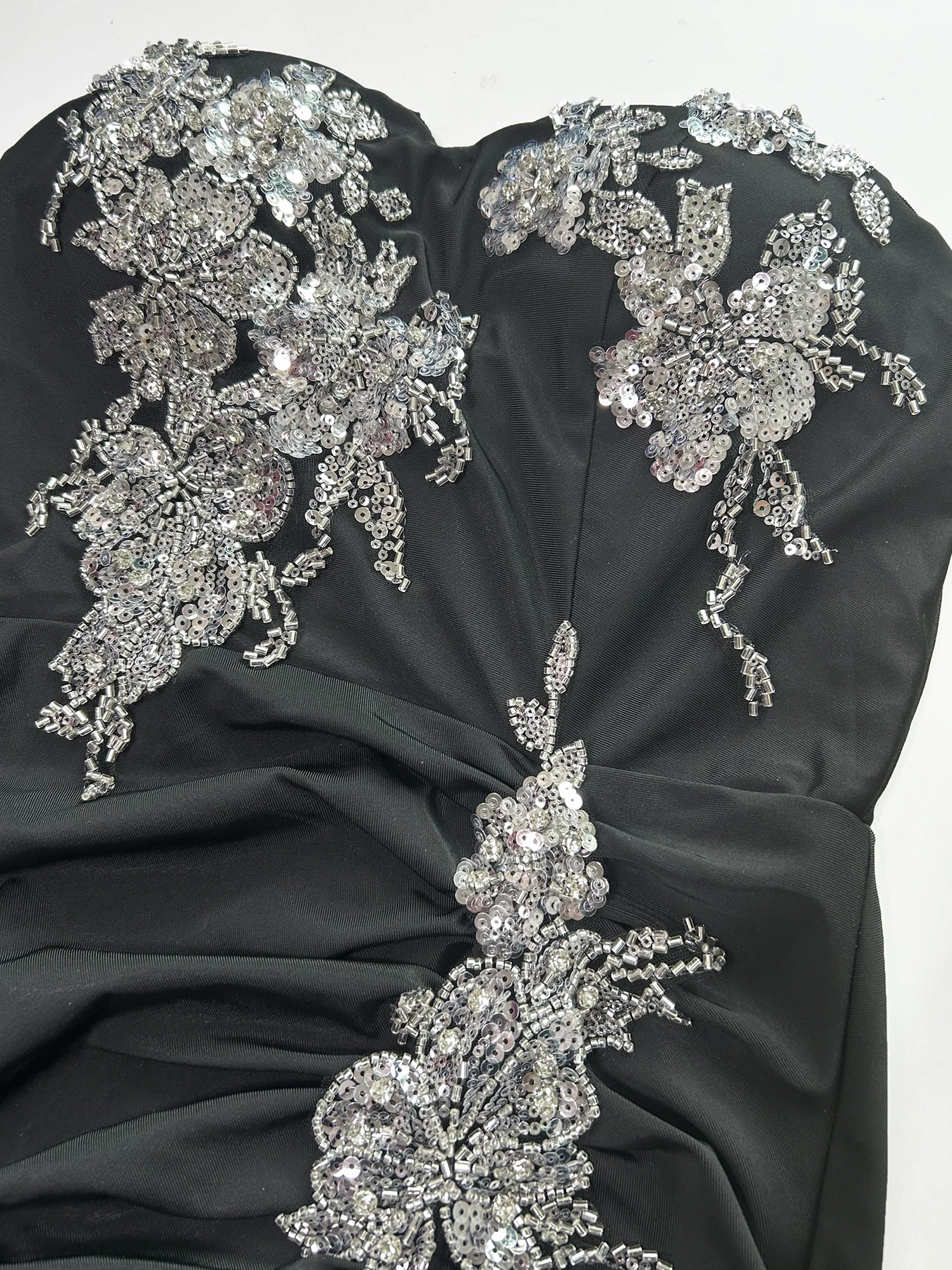 ثوب سهرة بدون حمالات مع كيب شيفون طويل وفستان سهرة بدون حمالات مطرز بالكريستال #5