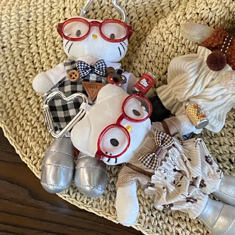 Sanrio salopette pour Hello Kitty porte-clés en peluche dessin animé lunettes créatives portant une poupée à longues jambes sac à dos fermeture éclair pendentif décoration
