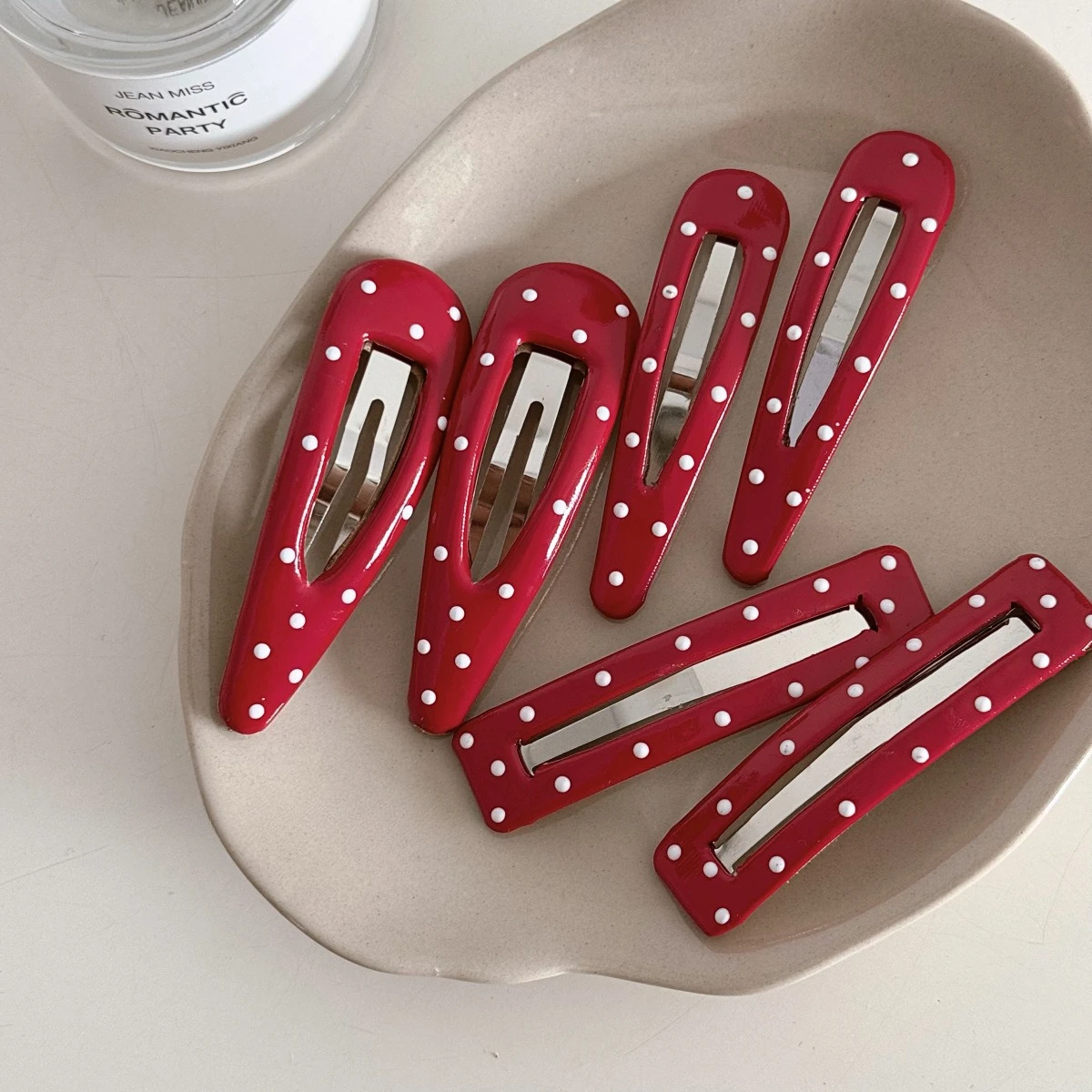 

Красная кожаная заколка для волос в горошек, корейская модная универсальная заколка BB, новогодняя челка, боковая заколка для женщин и девочек, аксессуары для укладки