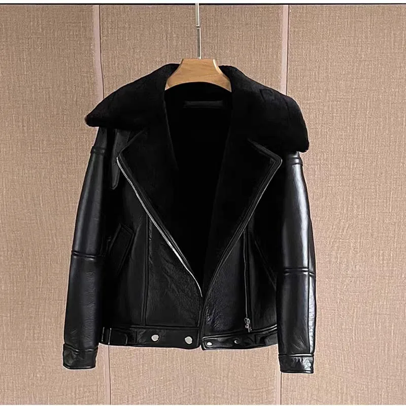 معطف فرو الأغنام الطبيعي الحقيقي للجلد بالكامل بياقة مقلوبة معطف نسائي شتوي سميك ودافئ على طراز الدراجة النارية