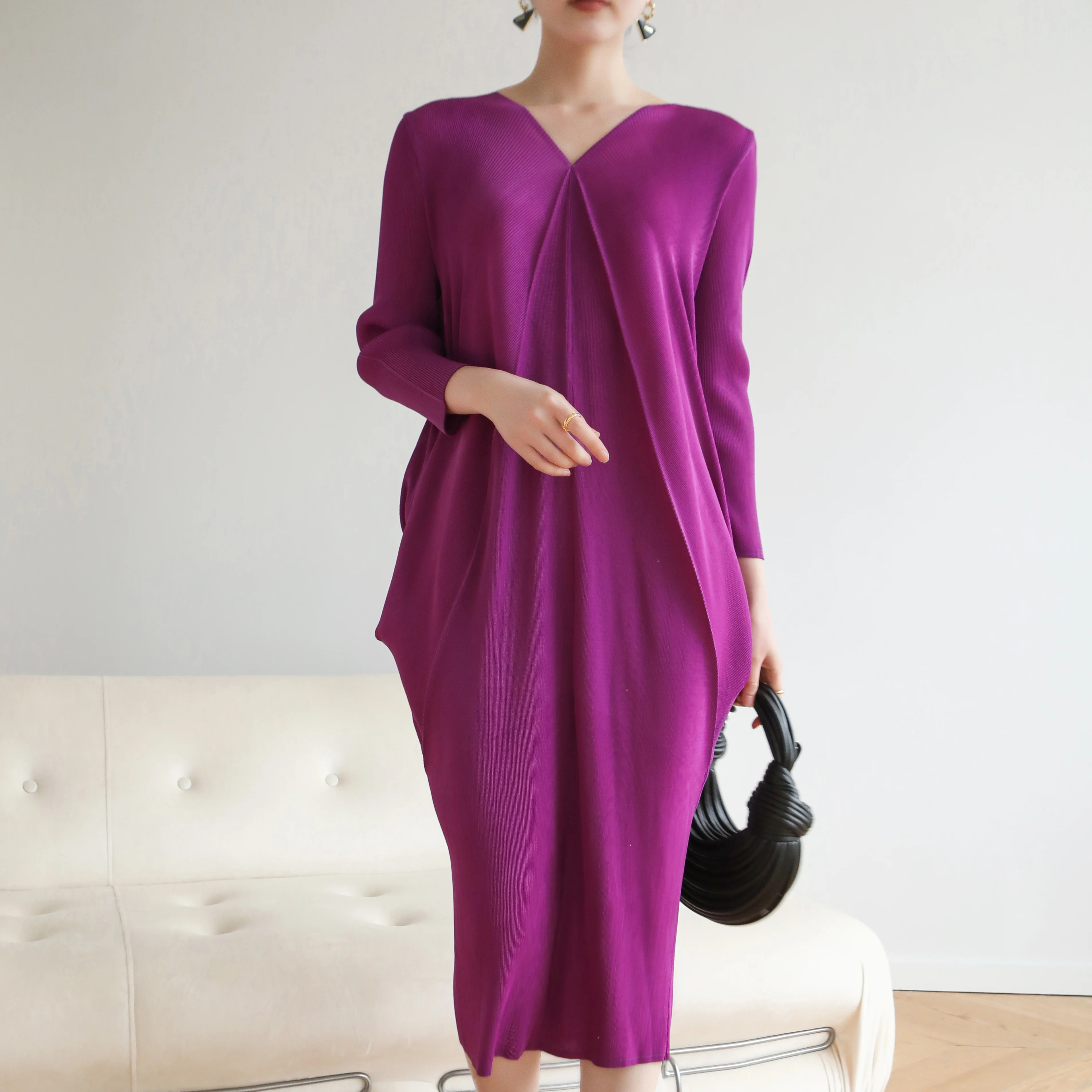 

2024 autumn spring summer three niche design high-end pleated large size loose meat V-neck dress '