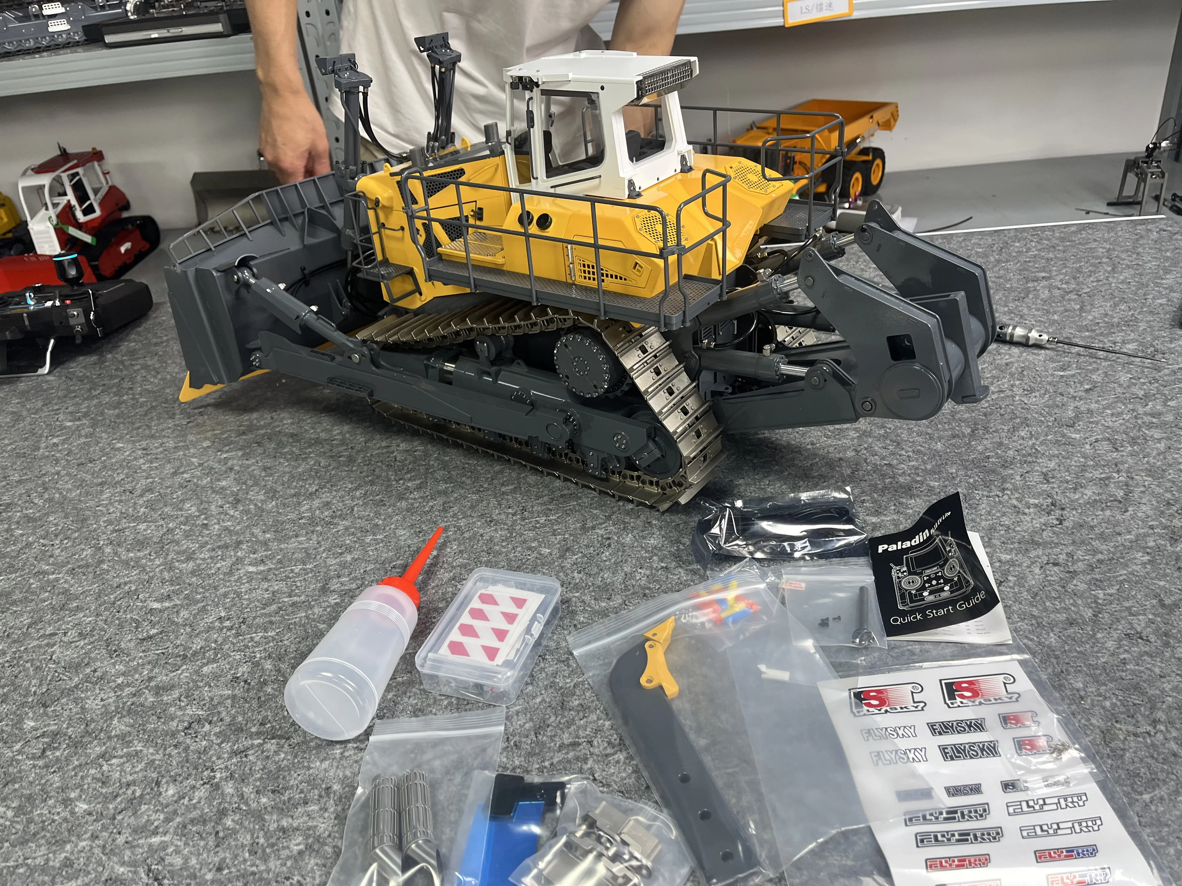 Metal 1/14 Remote Control Hydraulic Bulldozer VAY776 RC Dozer Construction Vehicle 5CH Valve Flysky Radio Battery Light Sound