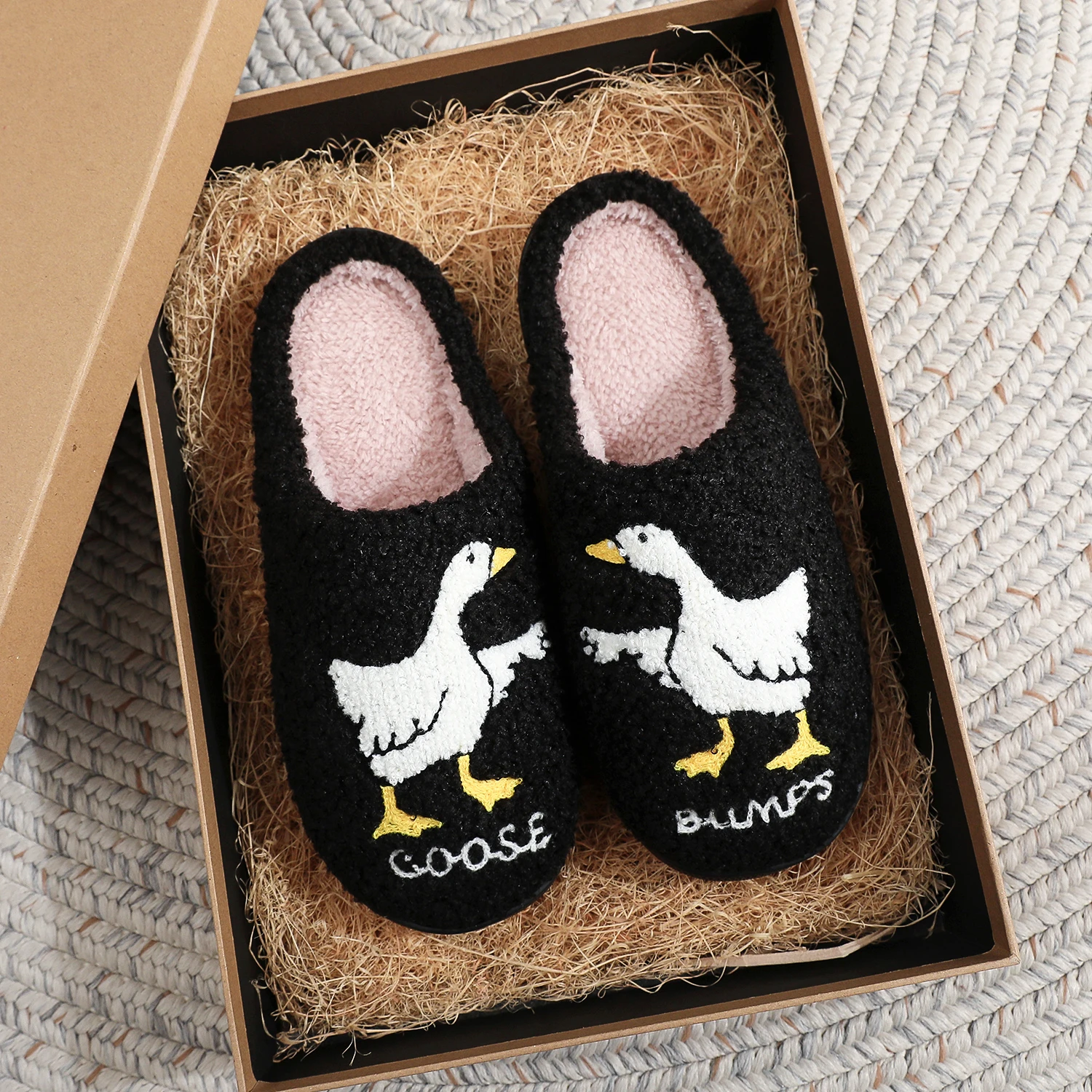 Pantuflas de algodón para el hogar, con un diseño de oso de peluche bordado y un gran oso de plumas blanco, ideales para el otoño y el invierno. Cuentan con un forro de felpa gruesa para mayor calidez y protección contra el frío, un diseño de puntera cerrada y una suela suave antideslizante. Presentan una divertida imagen de un oso de plumas inspirada en productos de películas, con un estilo humorístico y adorable, lleno de alegría. Son el regalo perfecto y original para amigos en Halloween.