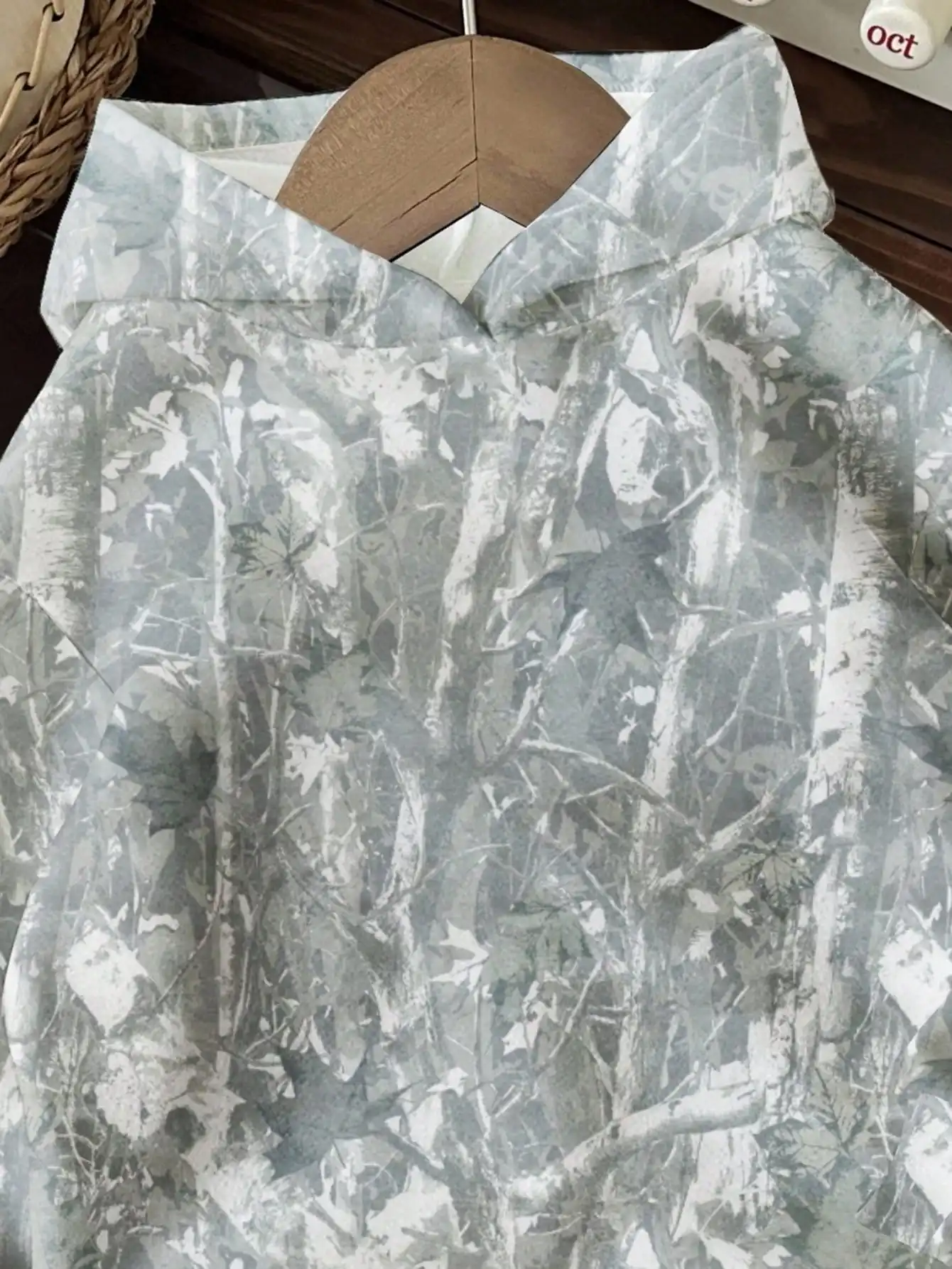 เสื้อฮู้ดลายใบไม้ทรงหลวมสำหรับผู้หญิง เสื้อผ้าลำลองสไตล์สตรีทสำหรับฤดูใบไม้ร่วงและฤดูหนาว เสื้อสเวตเชิ้ตลายพิมพ์สีเทา