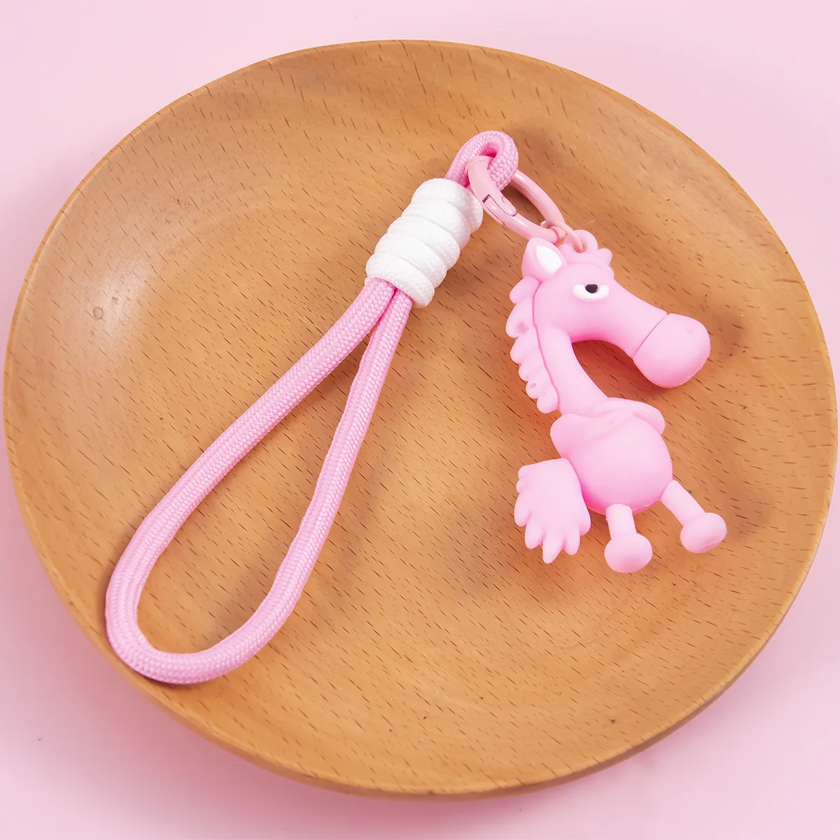 أسود لينة المطاط الحصان المفاتيح حقيبة الظهر قلادة الديكور 2026 سنة الحصان هدايا السنة الجديدة للبنين بنات