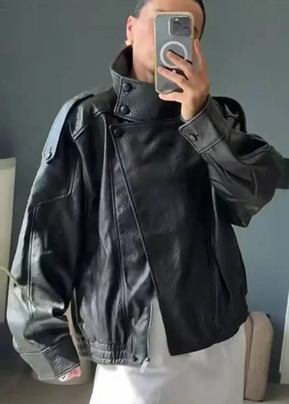 Damska kurtka motocyklowa z imitacji skóry w kolorze czarnym, z długim rękawem, stylizowana na jesień 2025, modna i z charakterem.