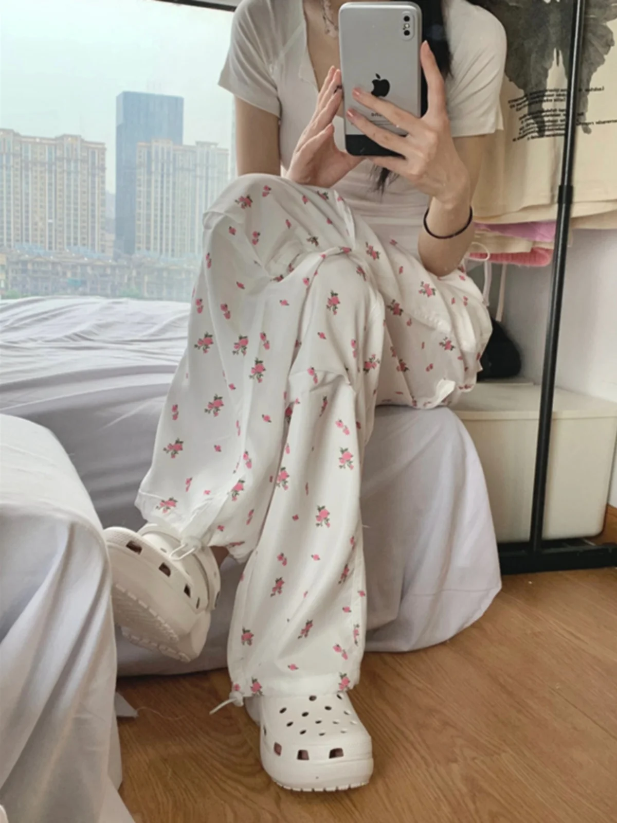 

Белые брюки с цветочным принтом для женщин, летние, на раннюю осень, в американском и японском стиле, широкие, повседневные, с цветочным узором, маленький размер