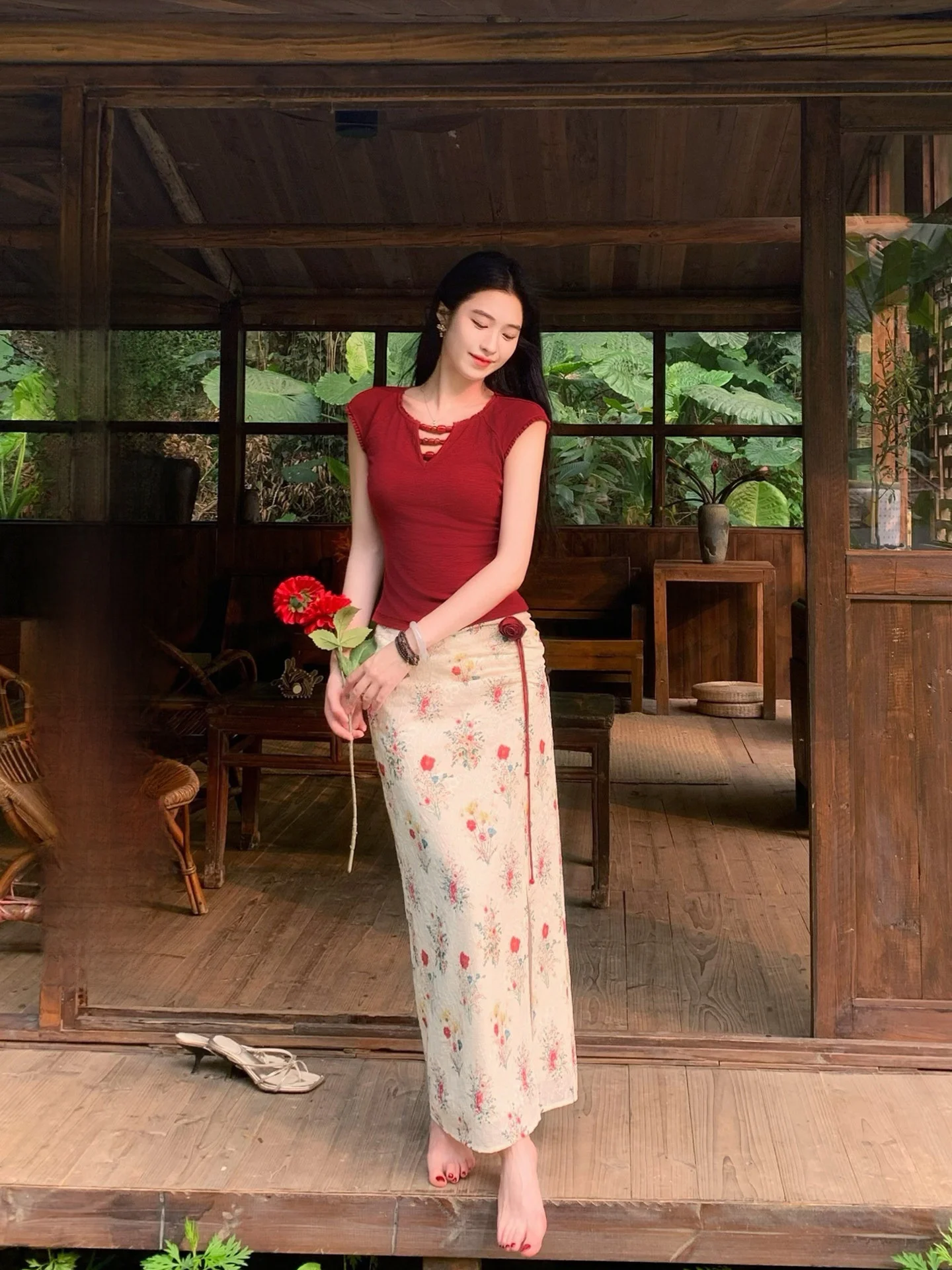 

Красный вязаный комплект из парчи с цветочным узором в новом китайском стиле: облегающая юбка с высокой талией для женщин, весенне-летний повседневный модный ансамбль