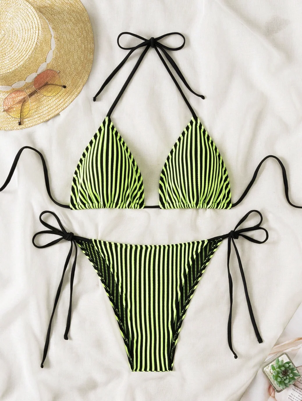 

Двухкомпонентный комплект бикини для женщин: топ-халтер с завязками и плавки-стринги