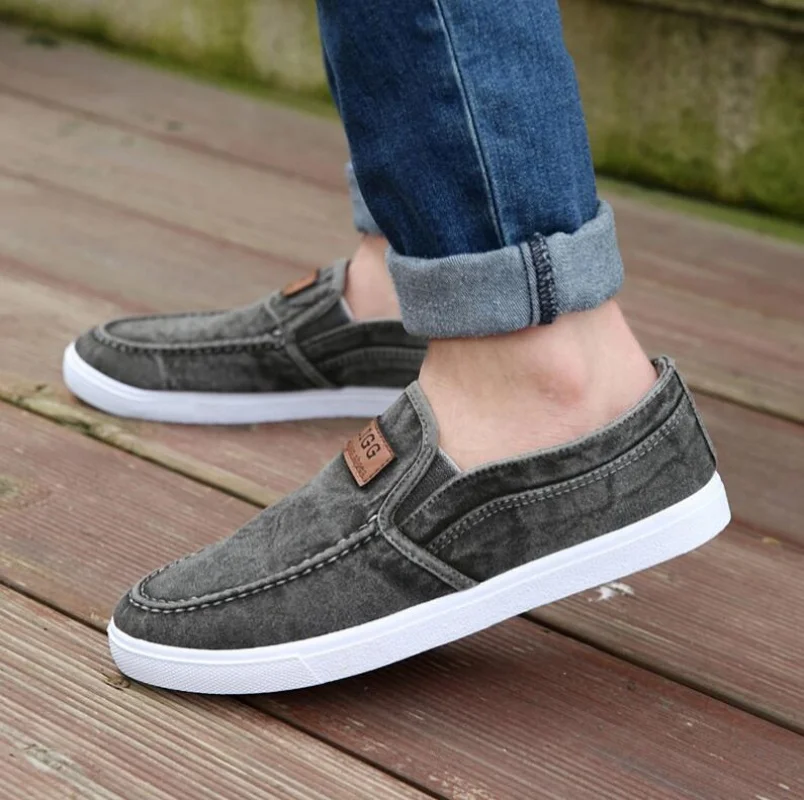 Sepatu kasual pria bersirkulasi kanvas Denim Sneakers pria berjalan datar musim semi musim panas ringan Slip-on sepatu loafer pria