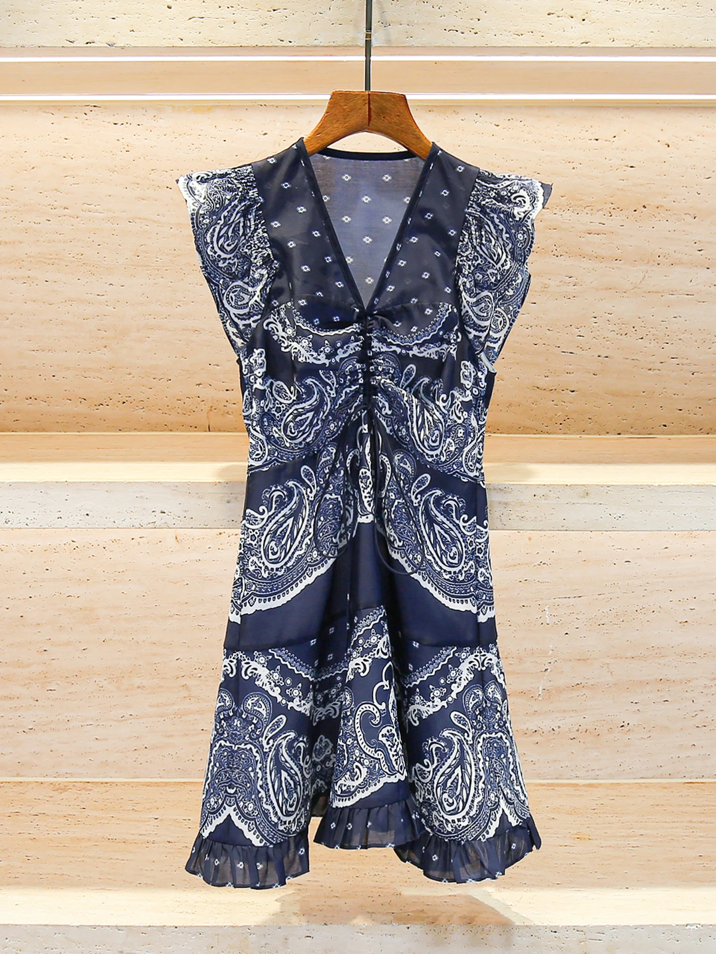 Vestido E com Decote em V e Estampa, com Barra em Camadas para Mulheres, Silhueta A-line de Cintura Alta, Estilo de Tr...