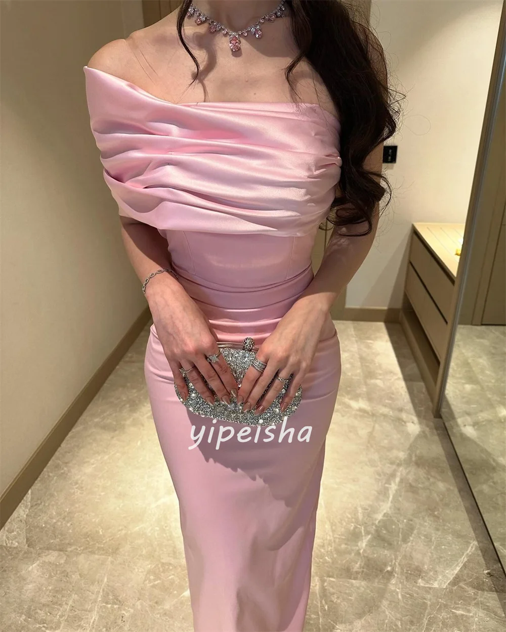 Abiti da cerimonia alla caviglia con spalle scoperte e sirena increspata in charmeuse alla moda in stile moderno personalizzato Abiti da cerimonia su misura abbinati