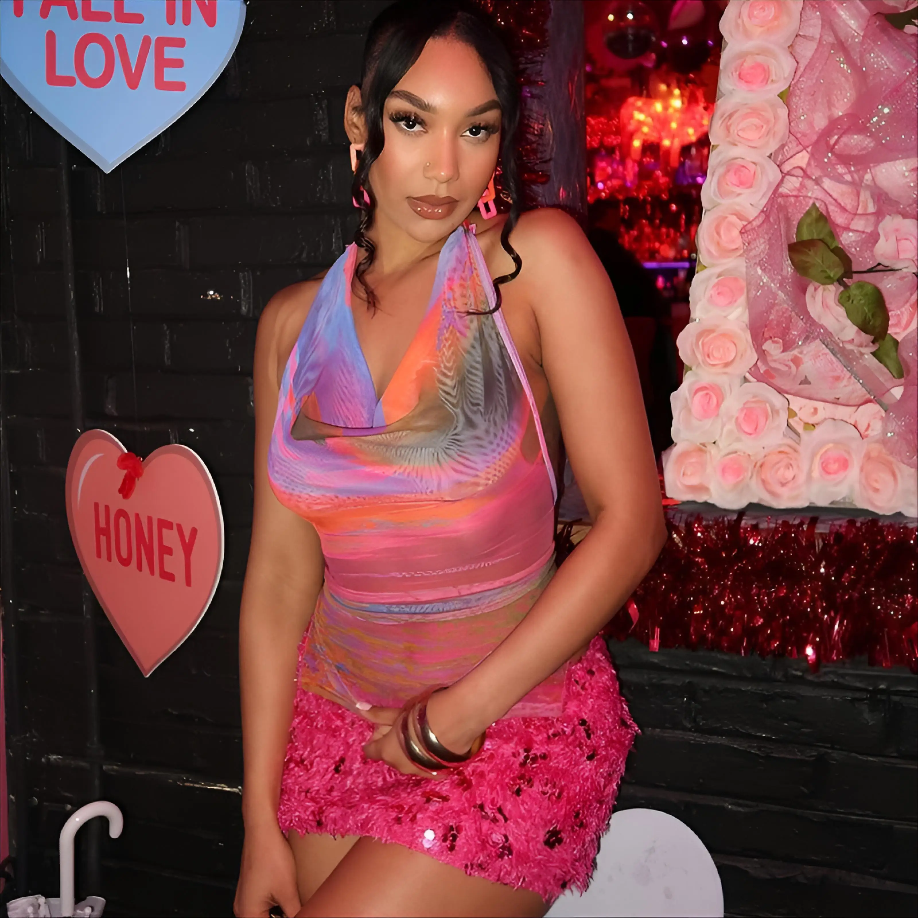 

Женская одежда с эффектом кислотной стирки: золотистый оттенок, модный стиль, трендовый дизайн, современный, крутой, шикарный.