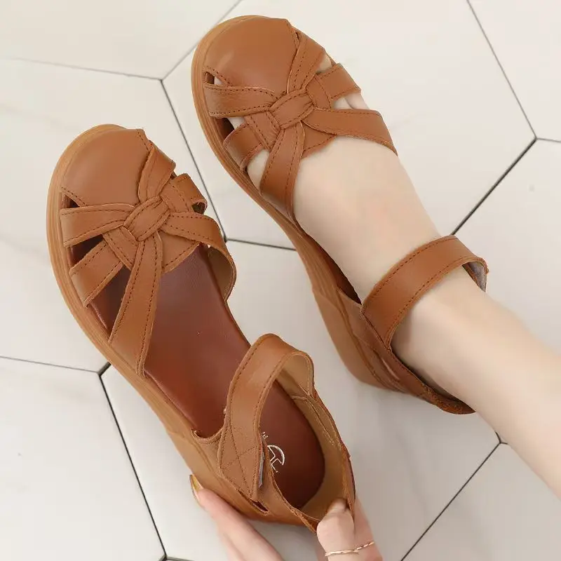 

Женские кожаные сандалии Baotou на танкетке, новые летние нескользящие дышащие повседневные сандалии на резиновой подошве на липучке для пожилых людей