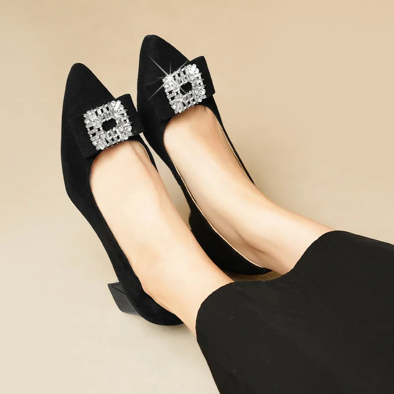 Eleganckie skórzane czółenka na niskim obcasie z ostrym noskiem, zdobione cyrkoniami, idealne dla panny młodej, na bankiet weselny lub dla mamy panny młodej.