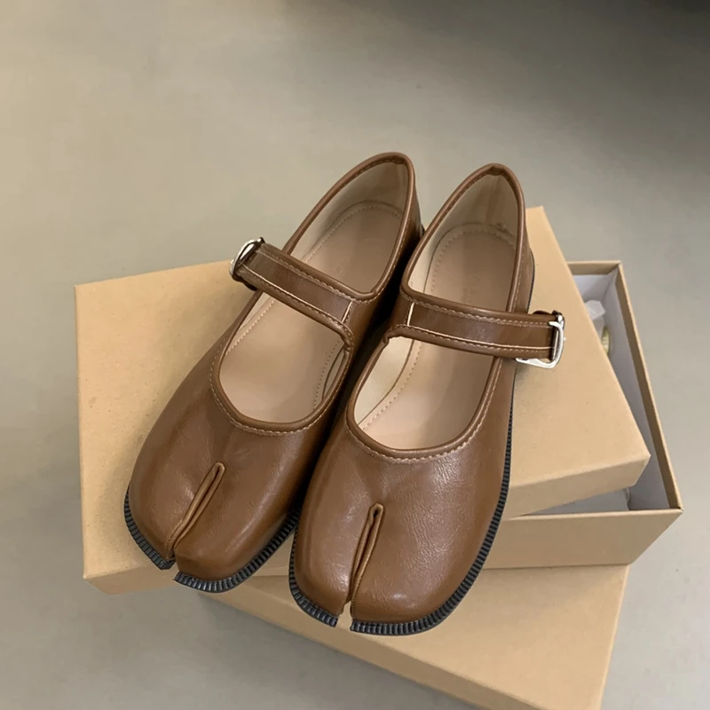 SUOJIALUN Autumn Women Flat Shoes Fashion Split Toe Flat Heel Laofer Shoes Shallow Soft Leather Casual Outdoor Mary Jane Shoes