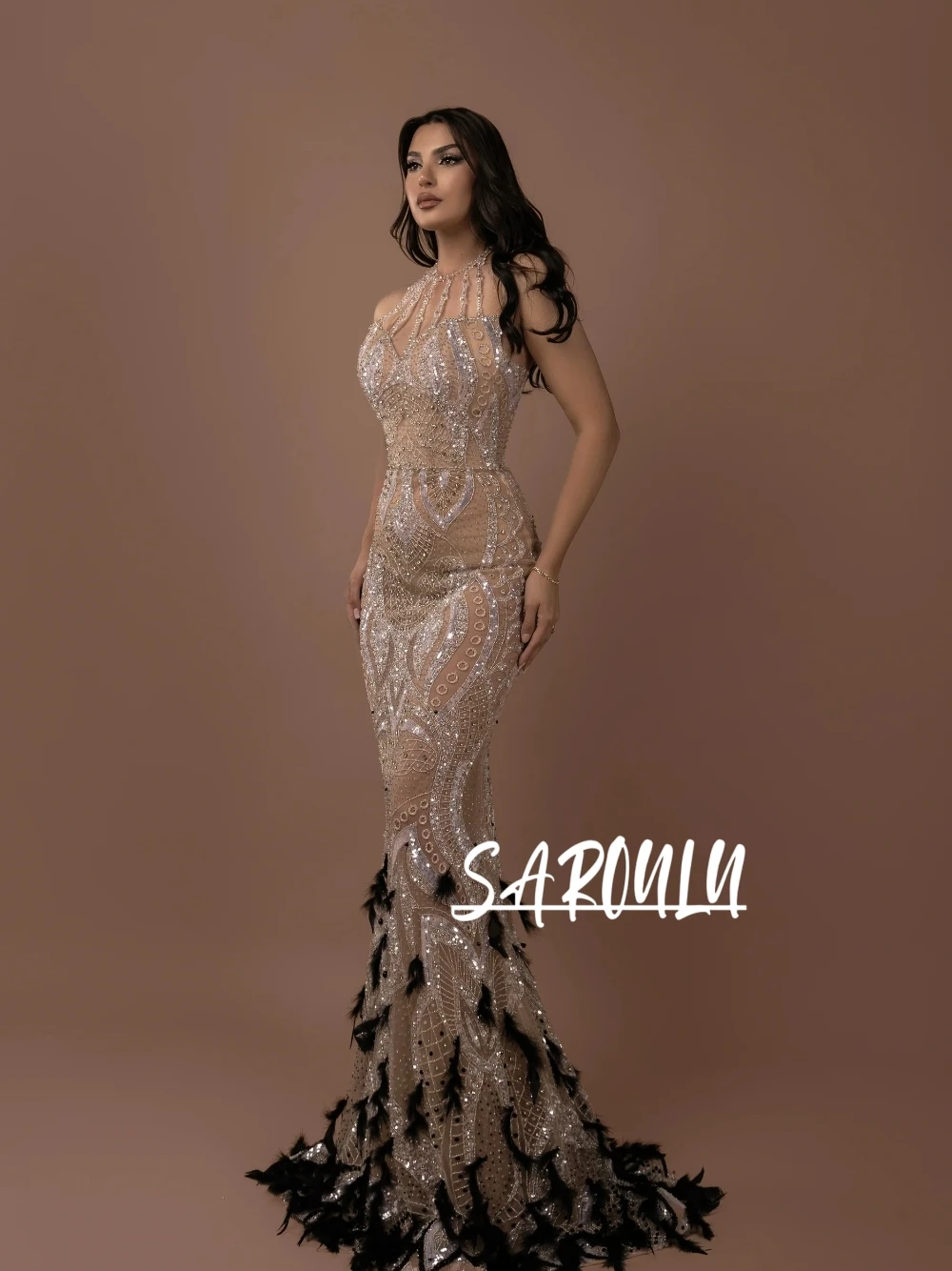 

Вечернее платье цвета шампанского из прозрачной сетки, расшитое бисером и блестками, с вышивкой, со шнуровкой и черным шлейфом из перьев, блестящая одежда по индивидуальному заказу