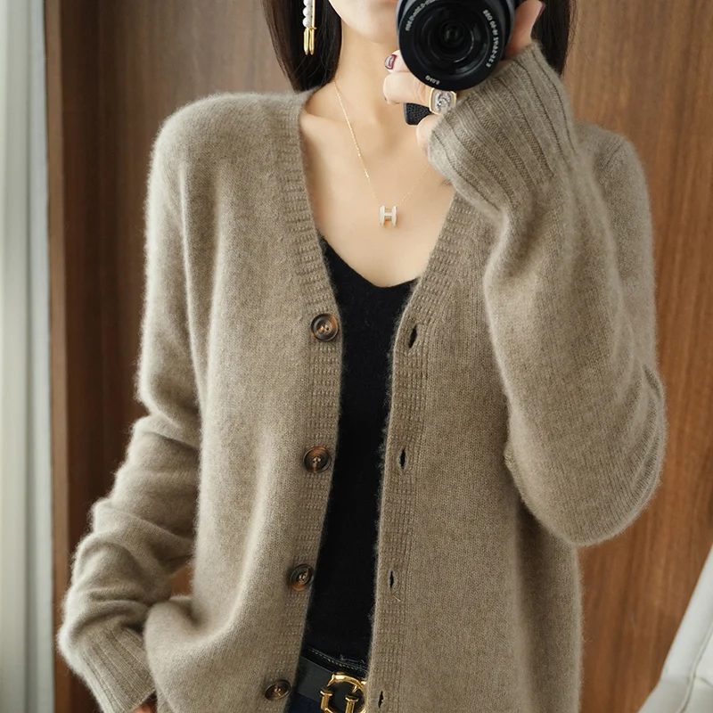 2022 Autumn and Winter New Pure Wool Knitted Women\'s Cardigan Long-sleeved Fashion Solid Color Short V-neck Loose All-match Coat