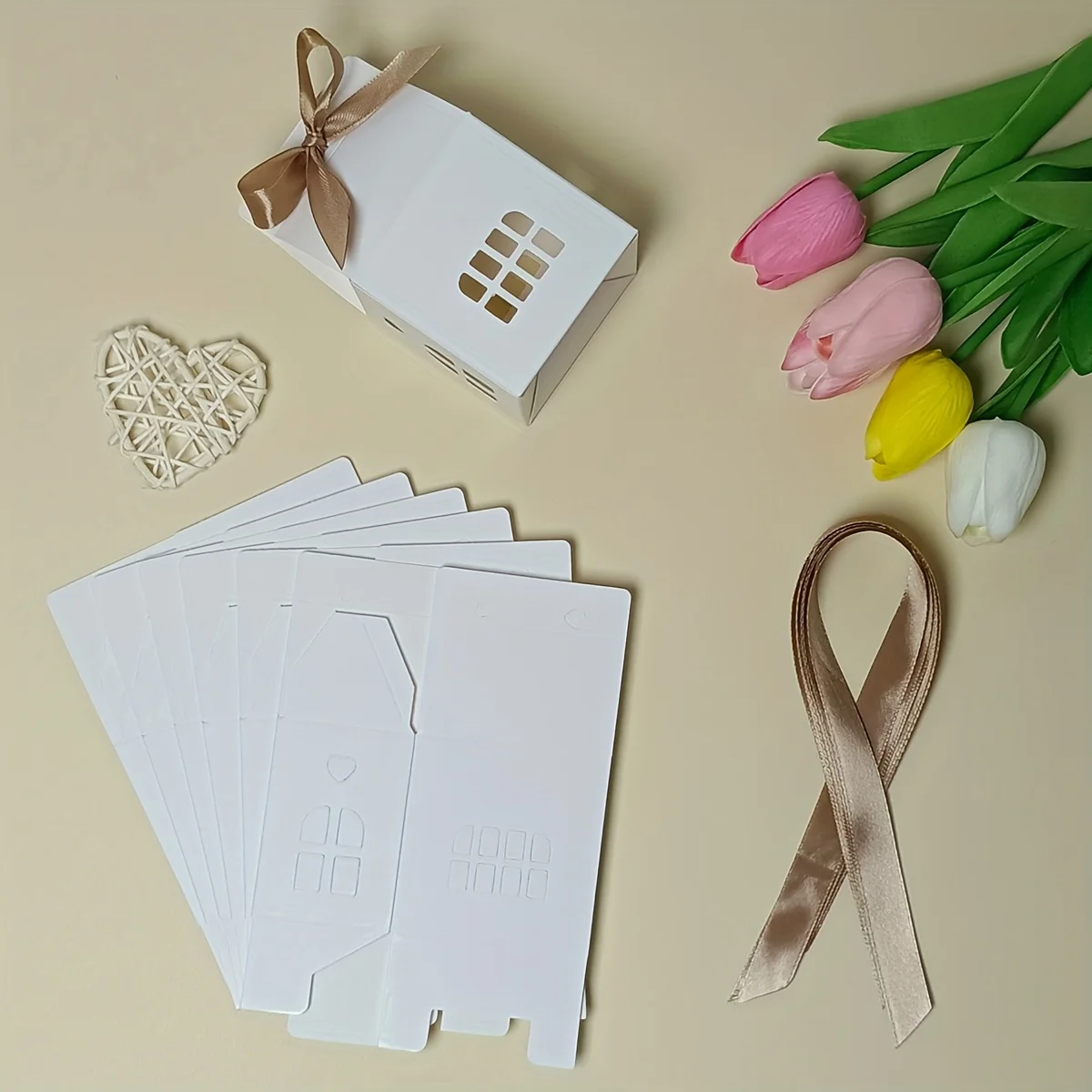 12 Stück hausförmige Geschenkboxen mit Band, 6,99 cm x 4,98 cm x 12,29 cm, weißes und braunes Design, Feiertagsparty-Dekorationen, Süßigkeitenverpackung – Detail 6