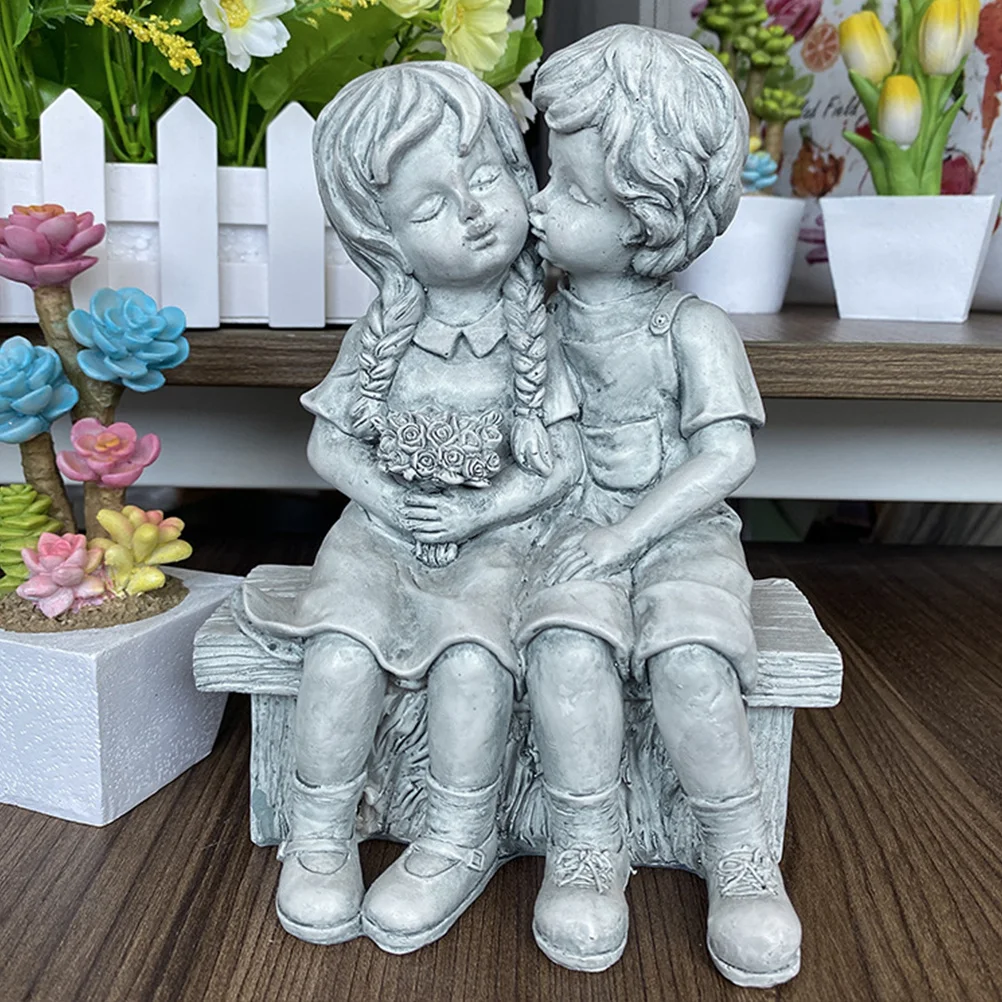 

Resin Garden Statue Outdoor Yard Decor Boy Girl Kissing Sculpture Charming Home Office Harvest Decoration