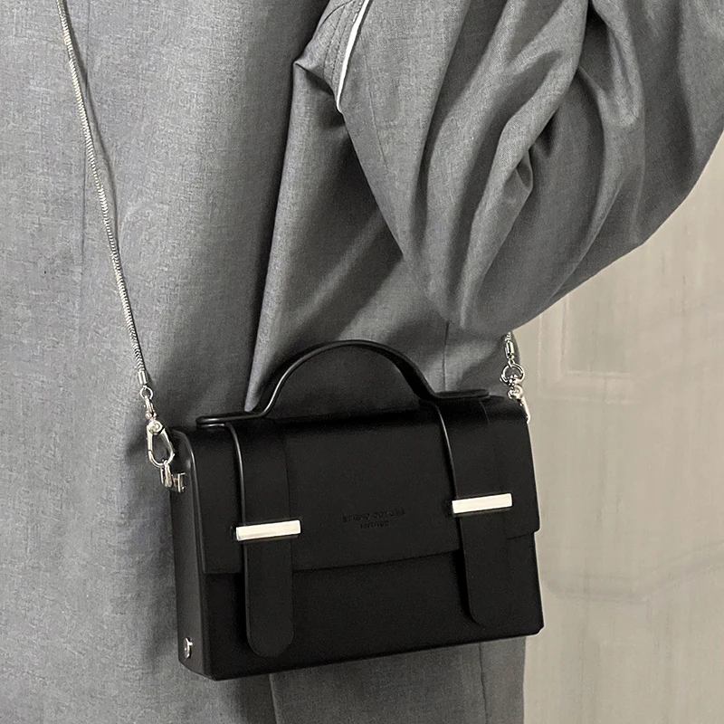 

2025 Women's Versatile Small Square Bag Black Mailman Shoulder Messenger Handbag for All Seasons