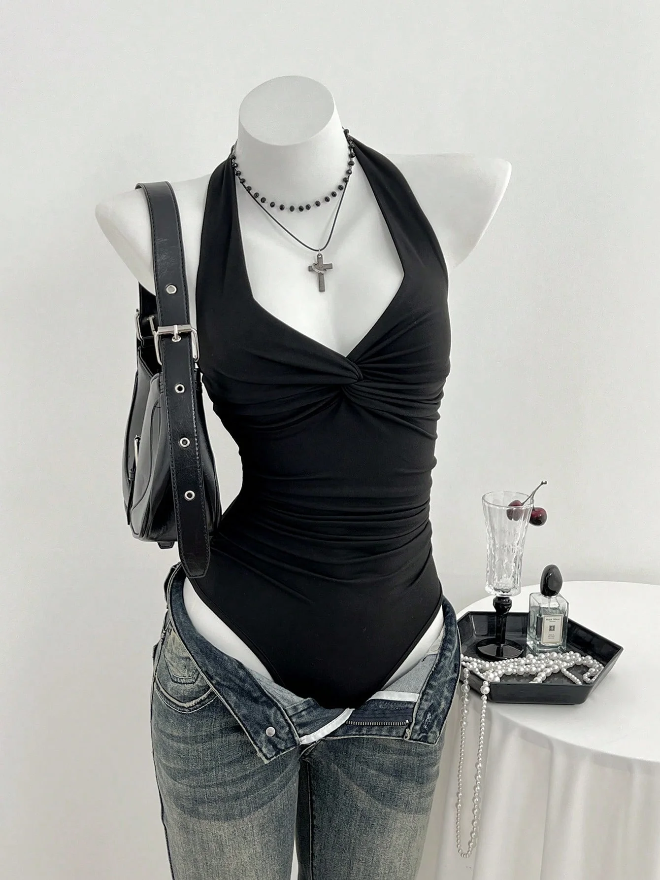Body femme noir uni, col licou, décolleté en V profond, nœud torsadé sur le devant, taille froncée, sans manches, coupe ajustée, style Y2K, basique