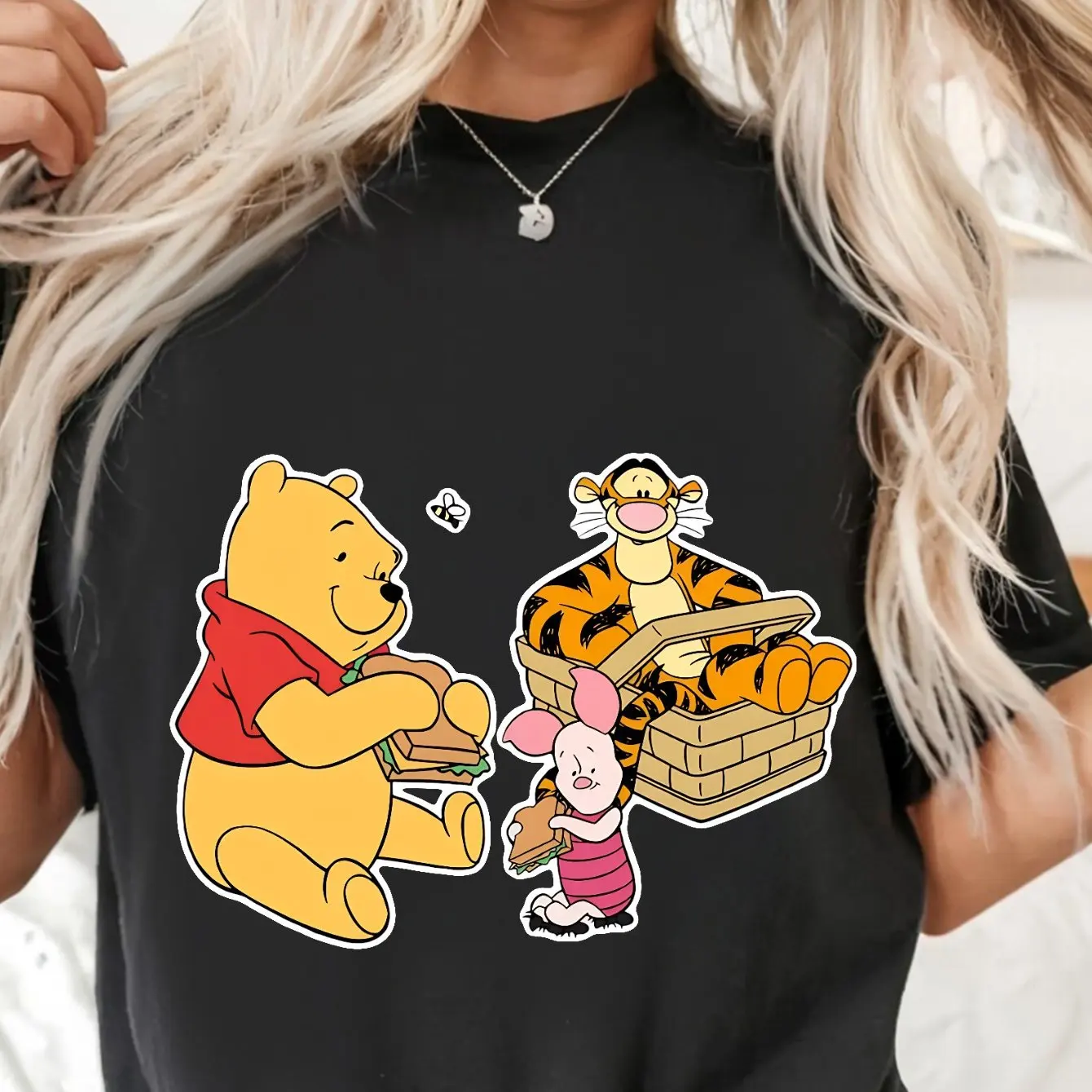 تي شيرت نسائي من Disney Winnie The Pooh & Friends مصنوع من القطن بأكمام قصيرة - تي شيرت برسومات كرتونية لطيفة باللون الأسود مع وعاء عسل